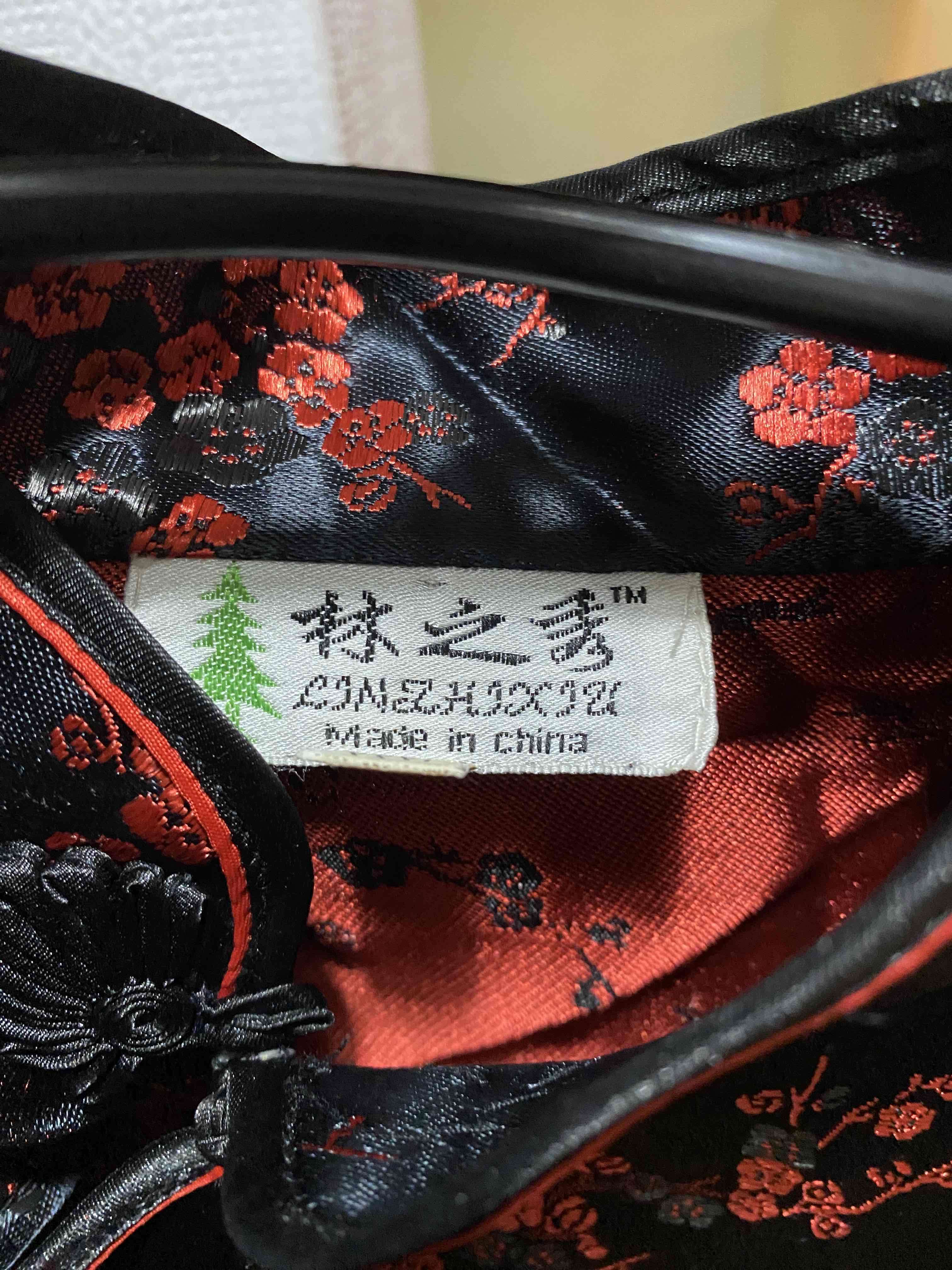 Vestido oriental negro con flores rojas - miniatura 4