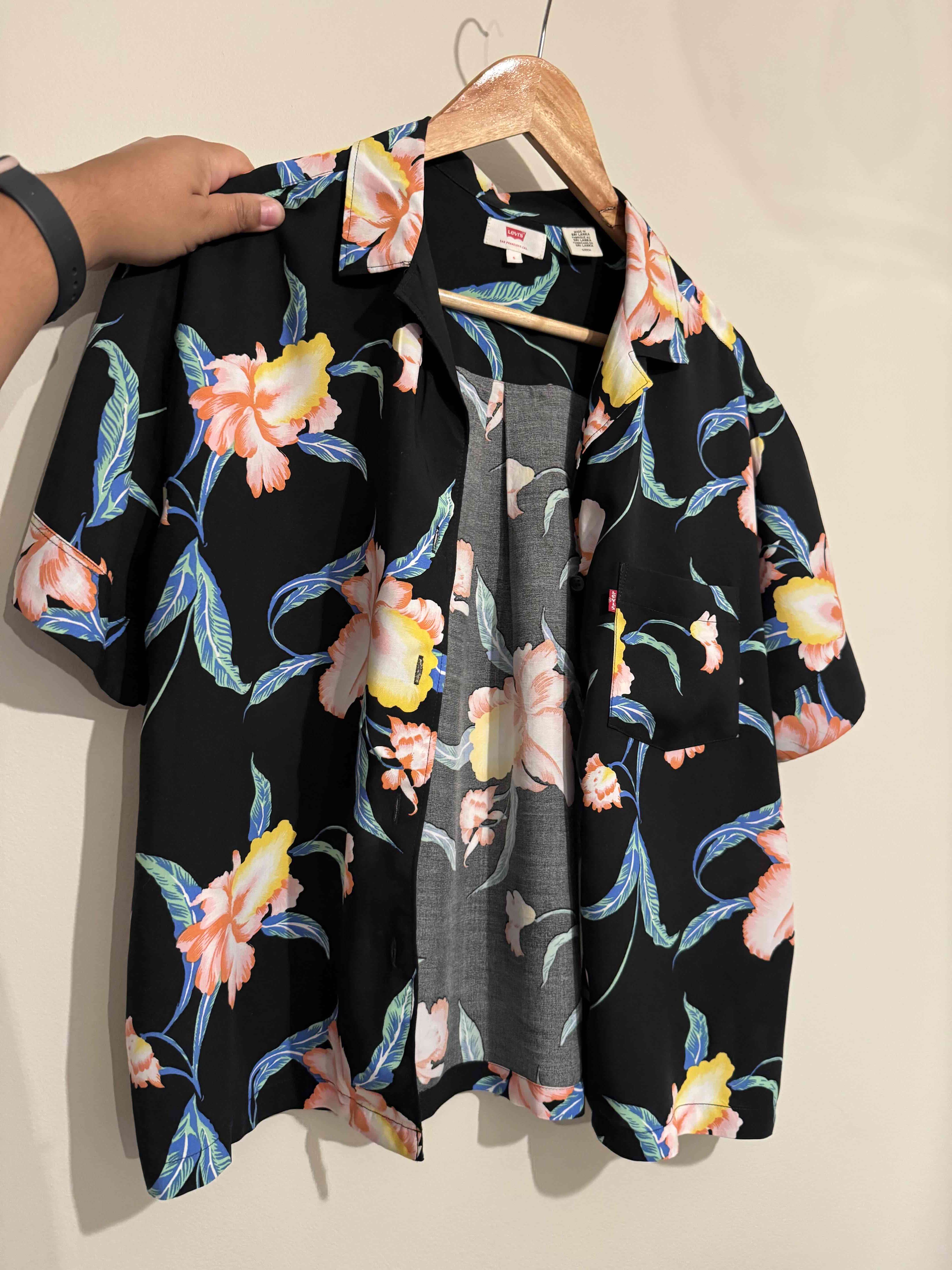 Camisa hawaiana negra floreada levis - miniatura 1