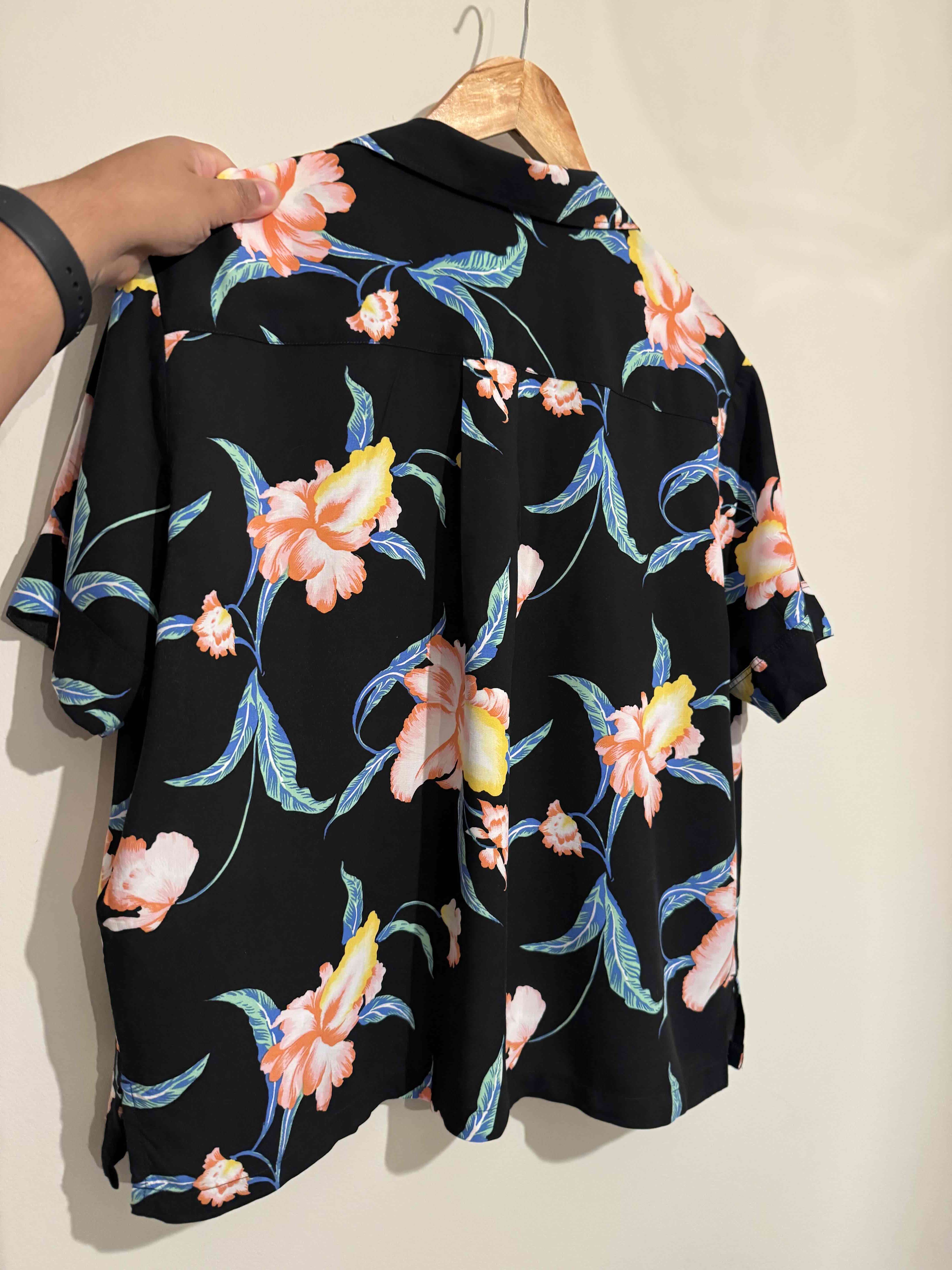 Camisa hawaiana negra floreada levis - miniatura 2