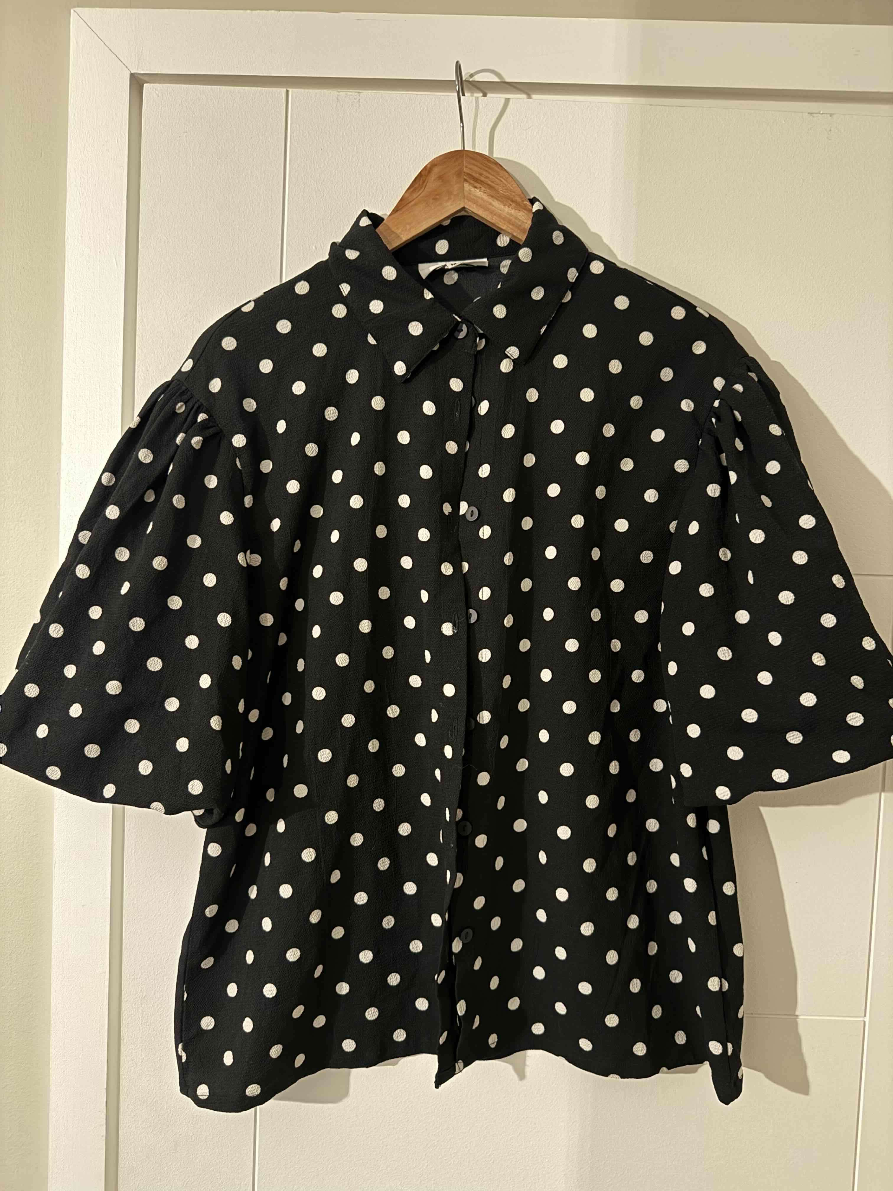 Blusa negra con lunares - miniatura 1