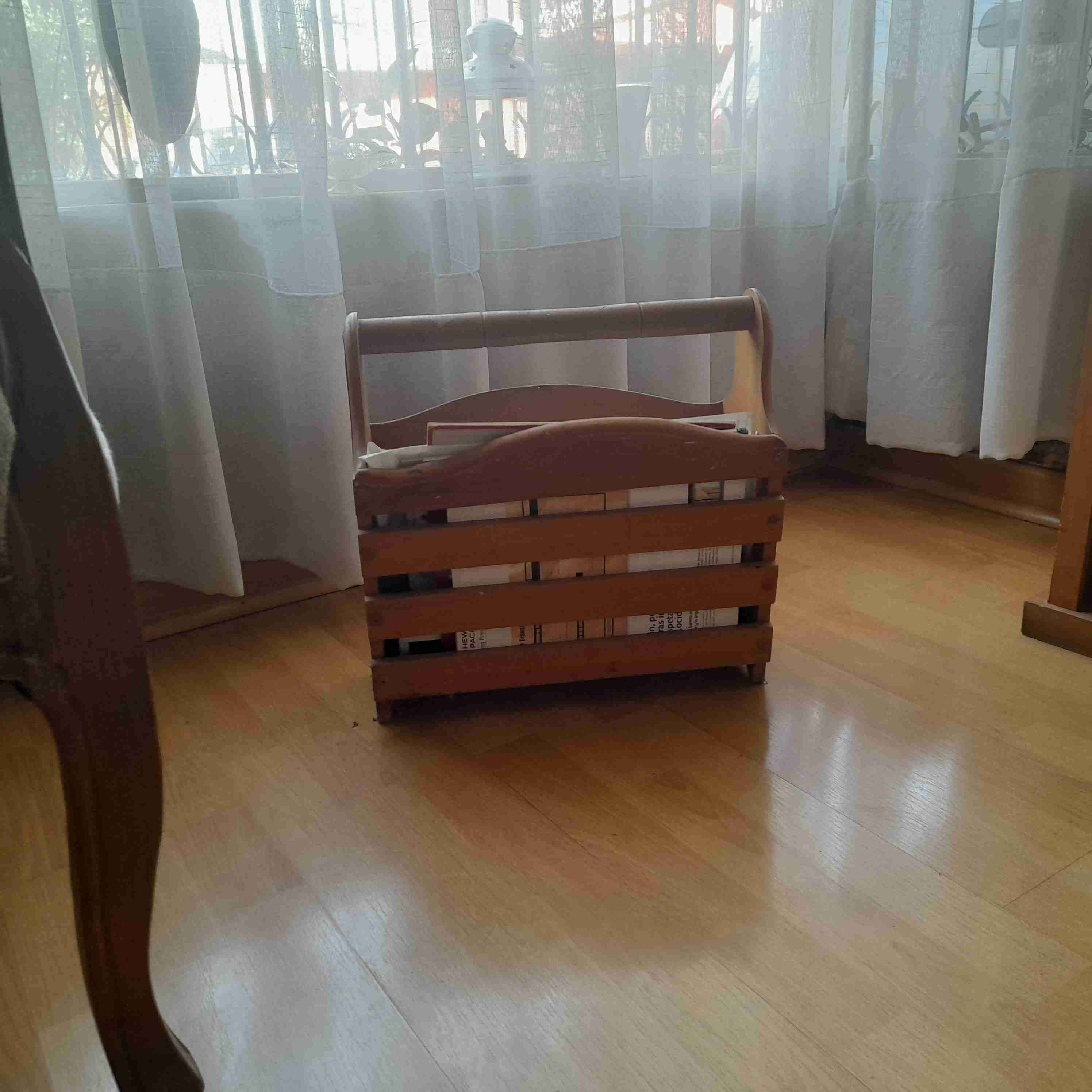 Revistero de madera vintage - miniatura 1