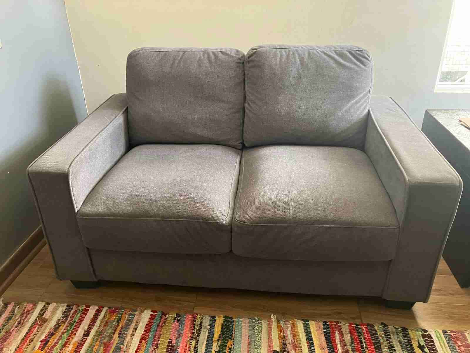 Sofá gris de dos plazas