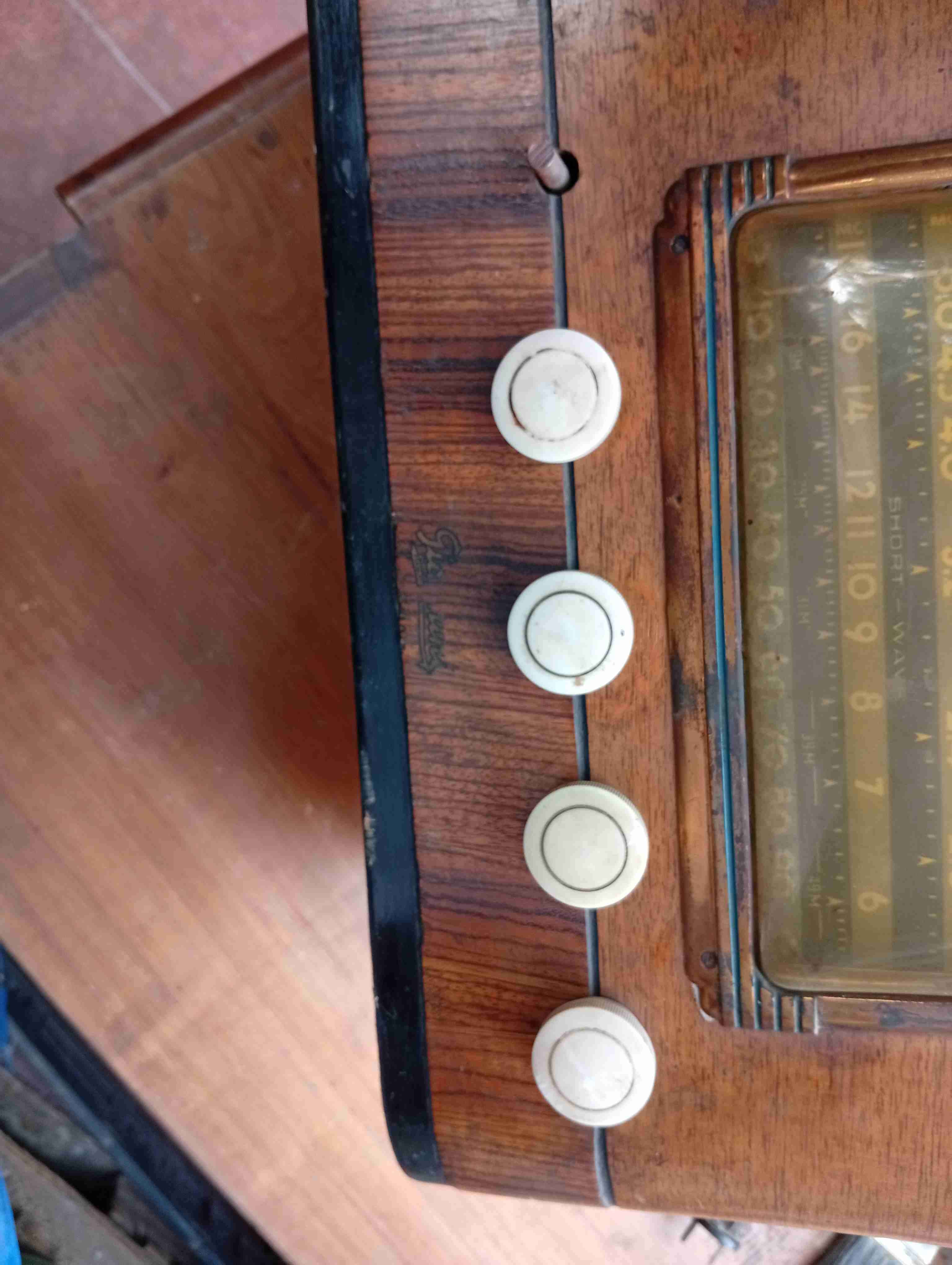 Radio antigua de madera - miniatura 1