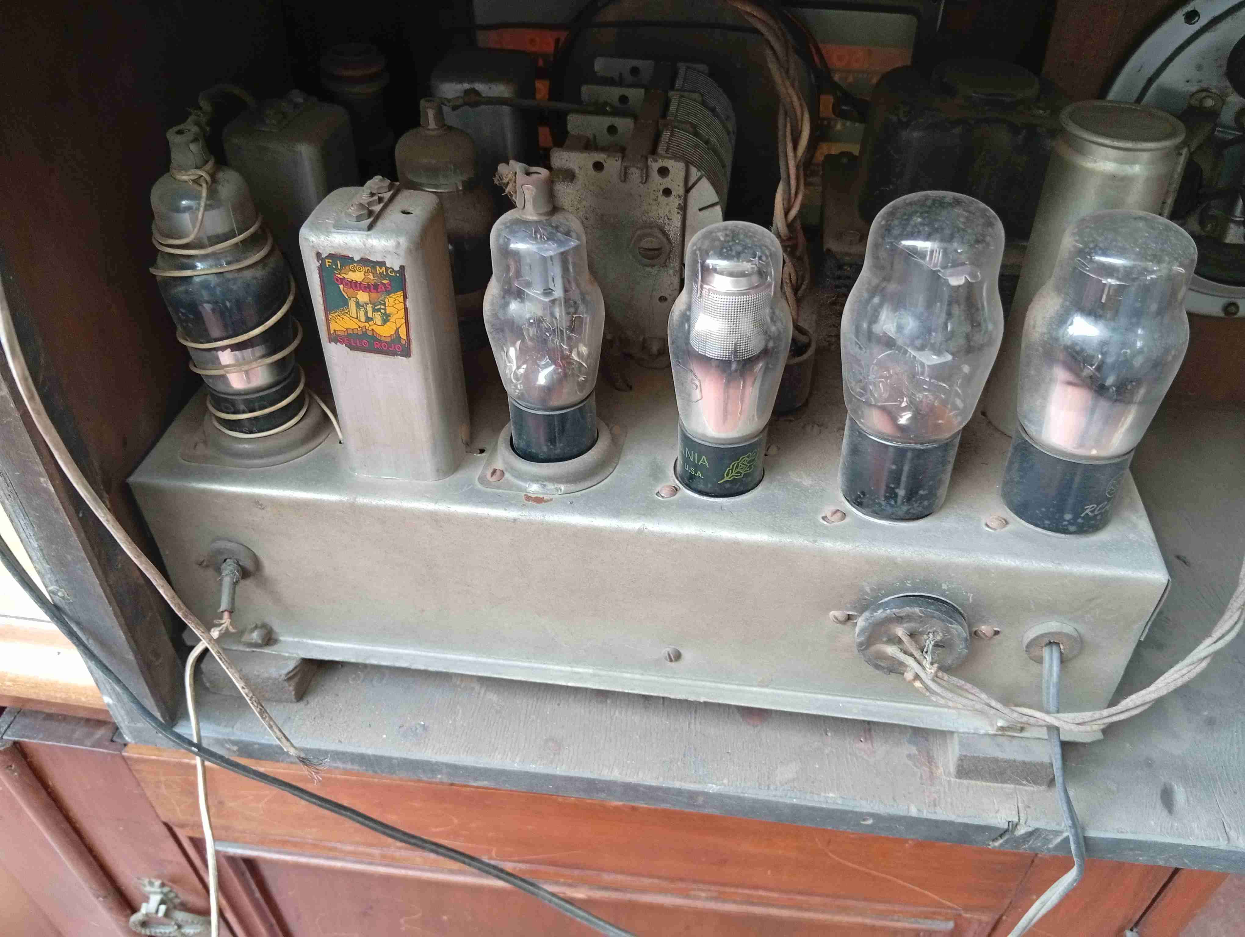 Radio antigua de madera - miniatura 3