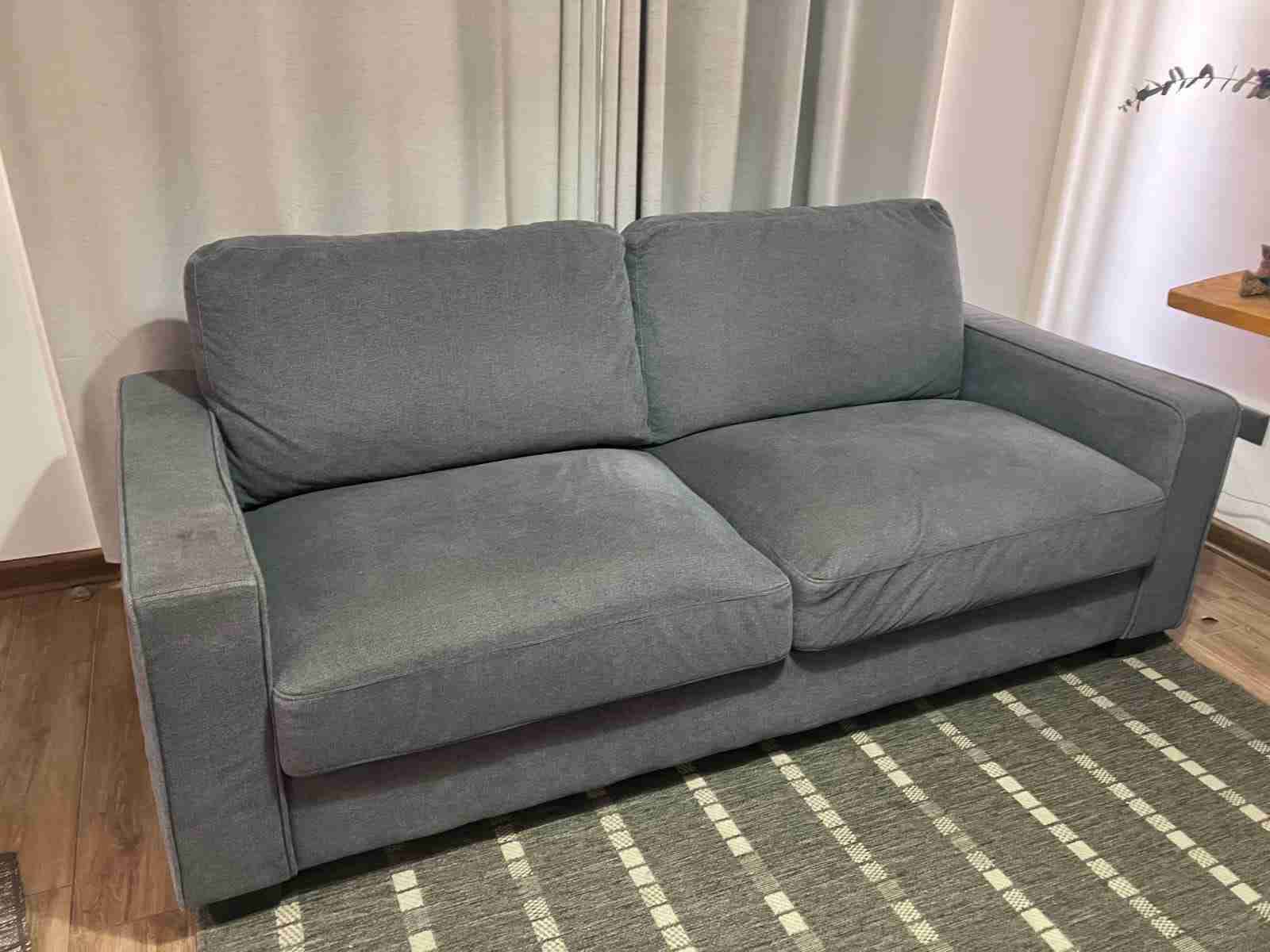 Sofá gris de tres puesto