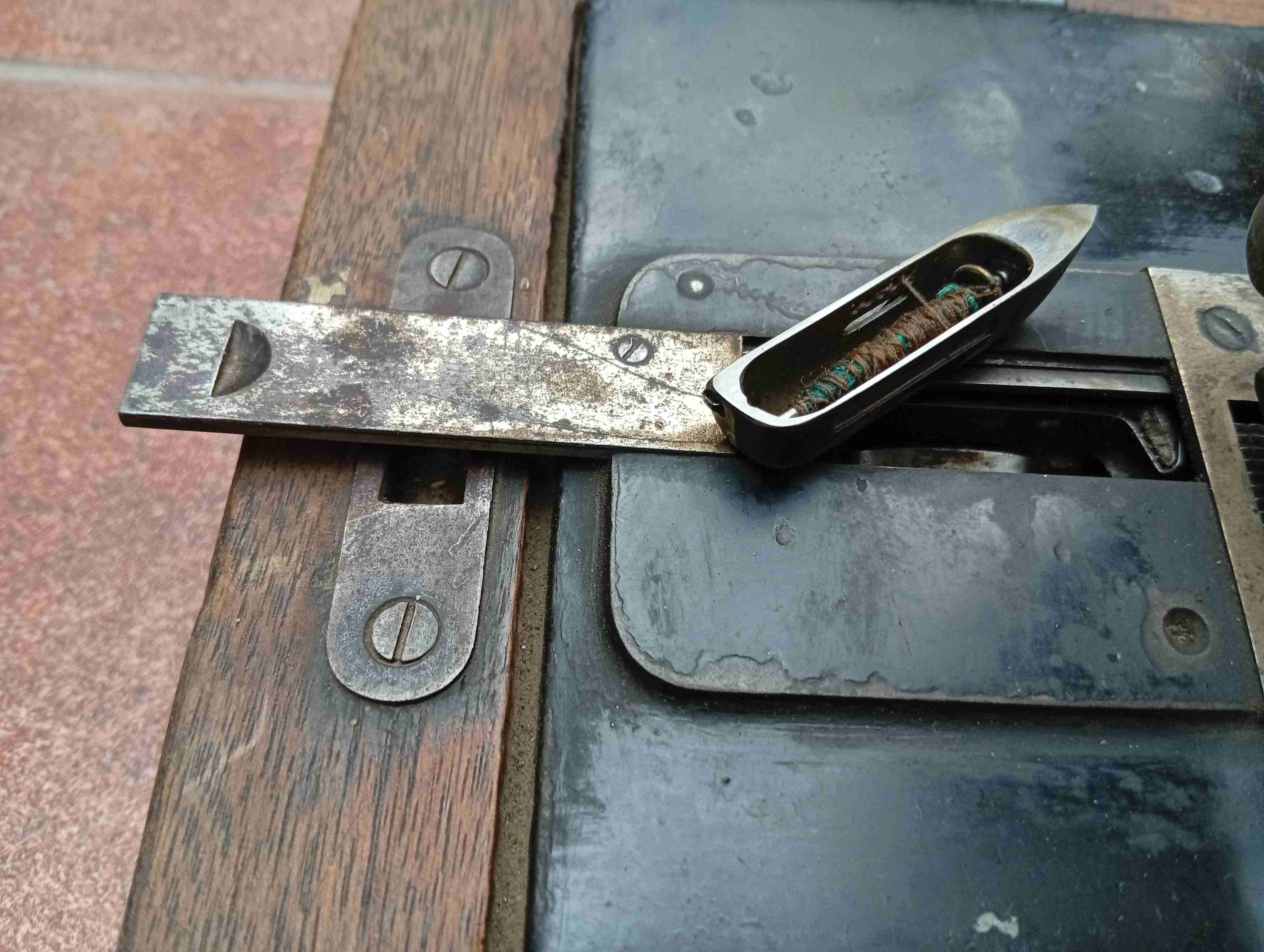 Máquina de coser antigua - miniatura 1