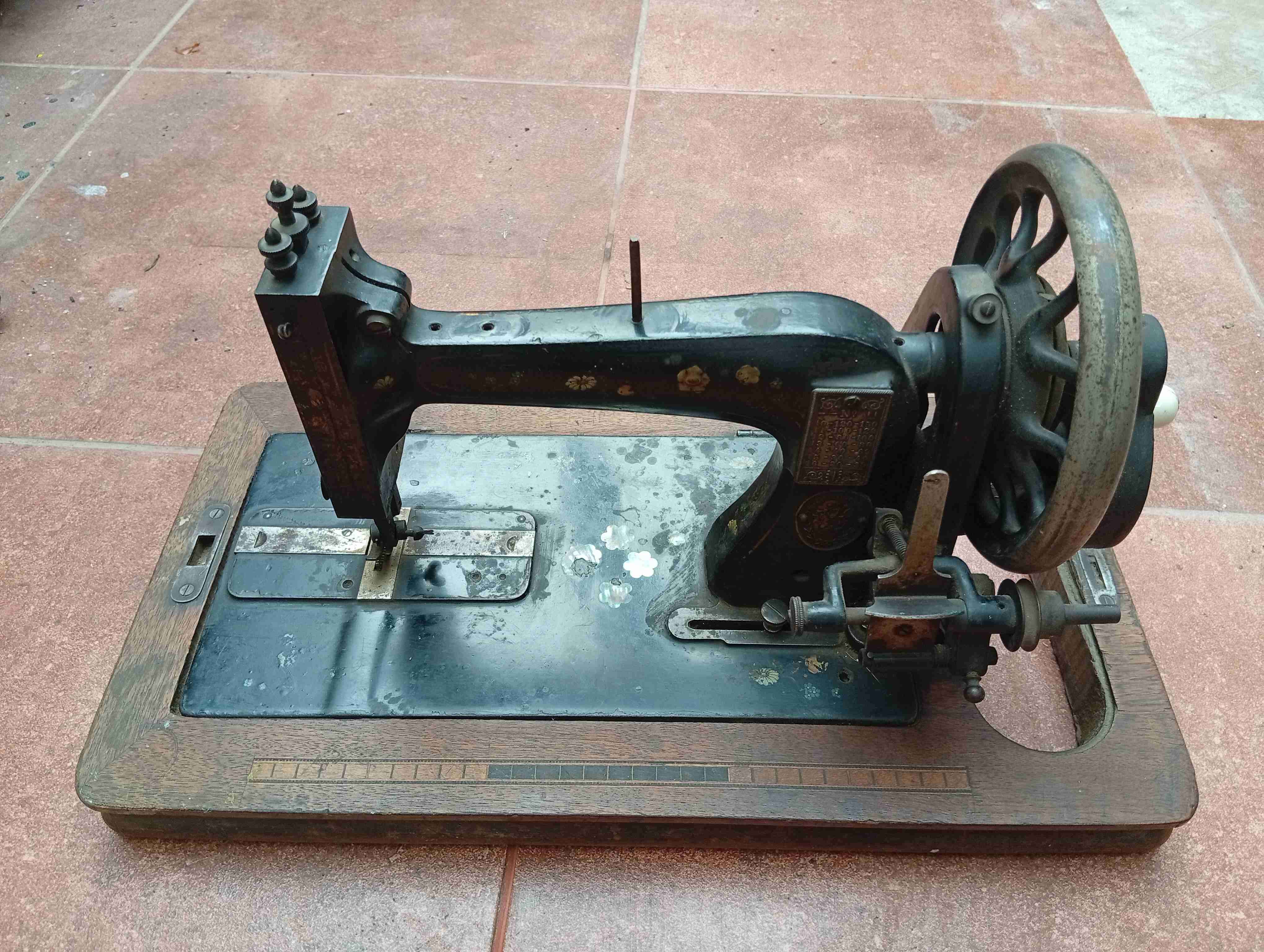 Máquina de coser antigua - miniatura 2