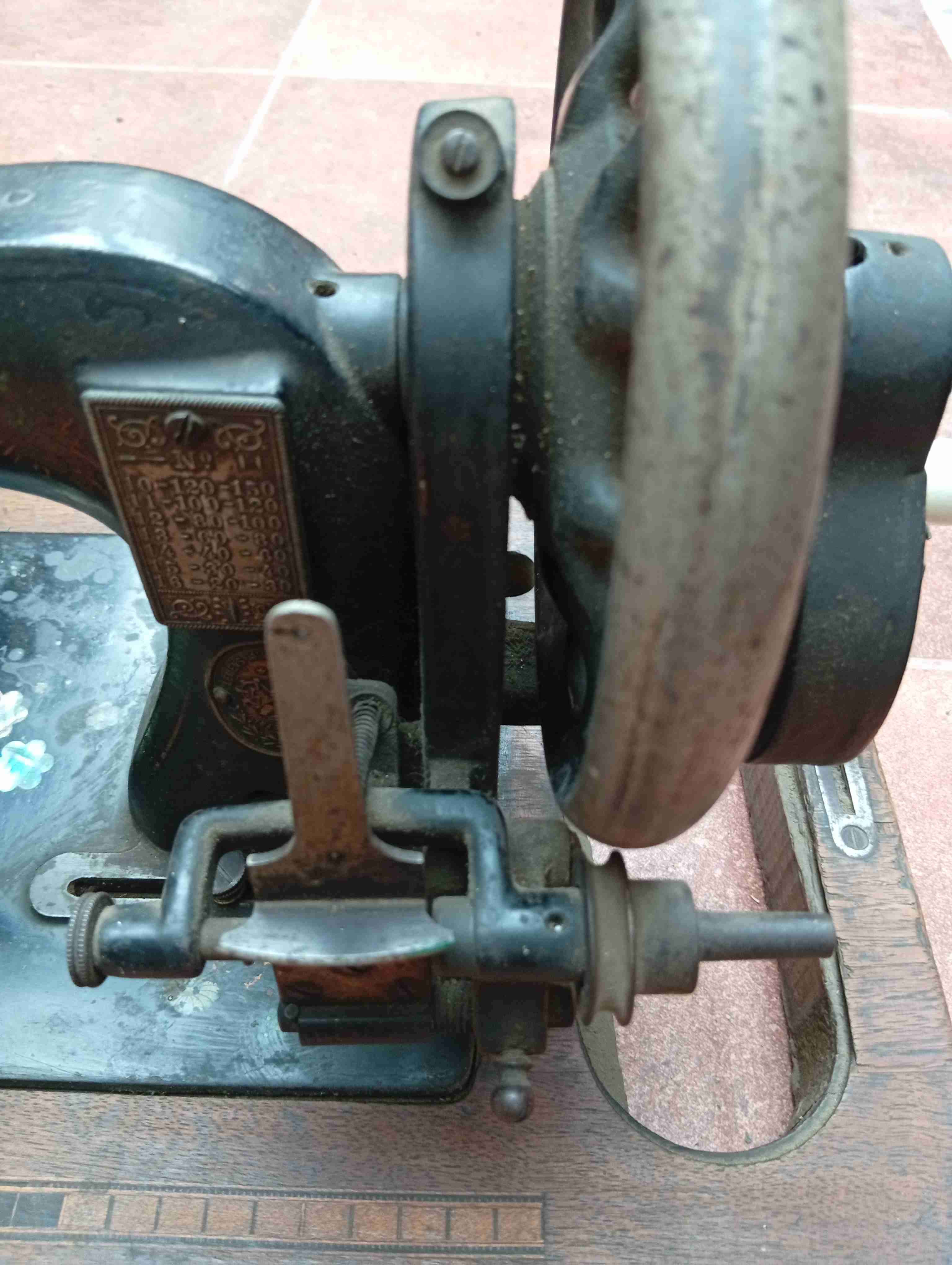 Máquina de coser antigua - miniatura 3