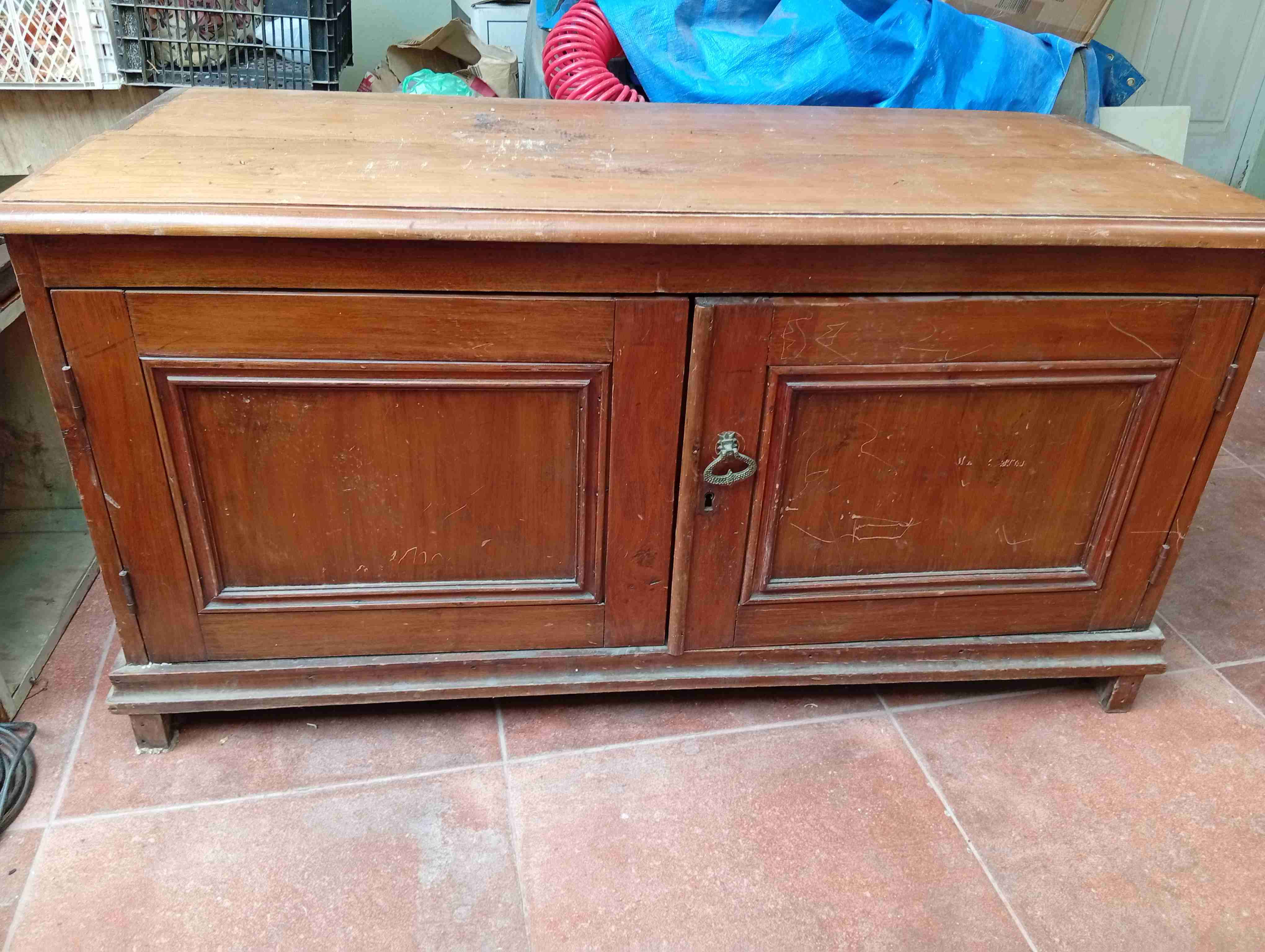 Mueble bajo de madera antiguo - miniatura 1