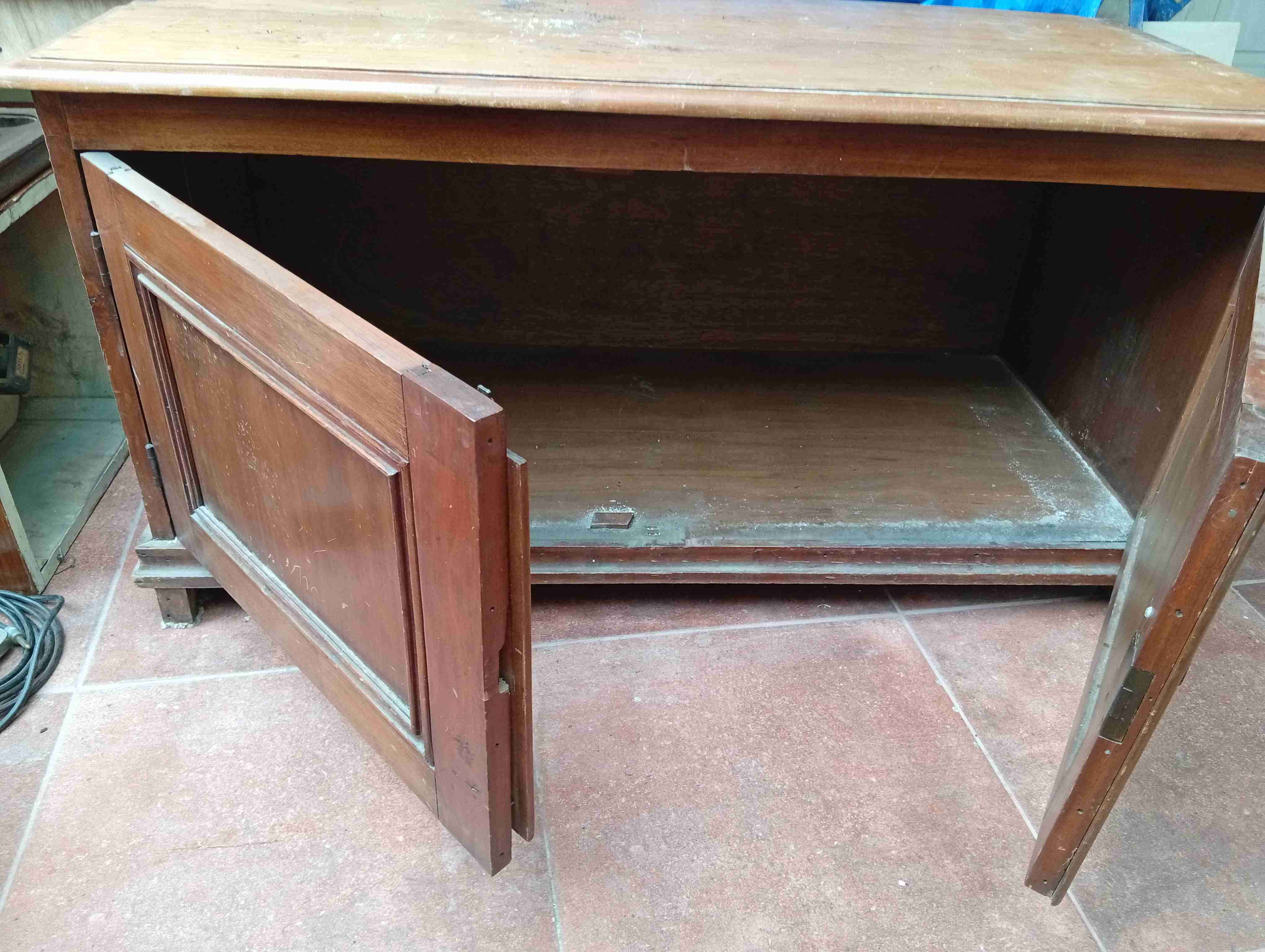 Mueble bajo de madera antiguo - miniatura 2