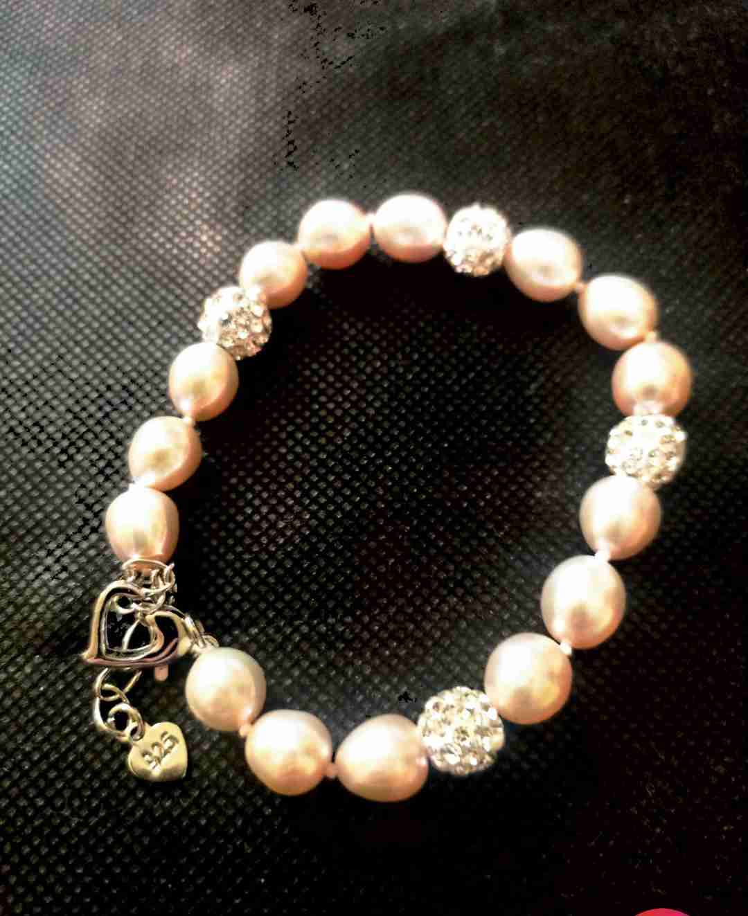 Pulsera de perlas cultivadas  y dijes - miniatura 1