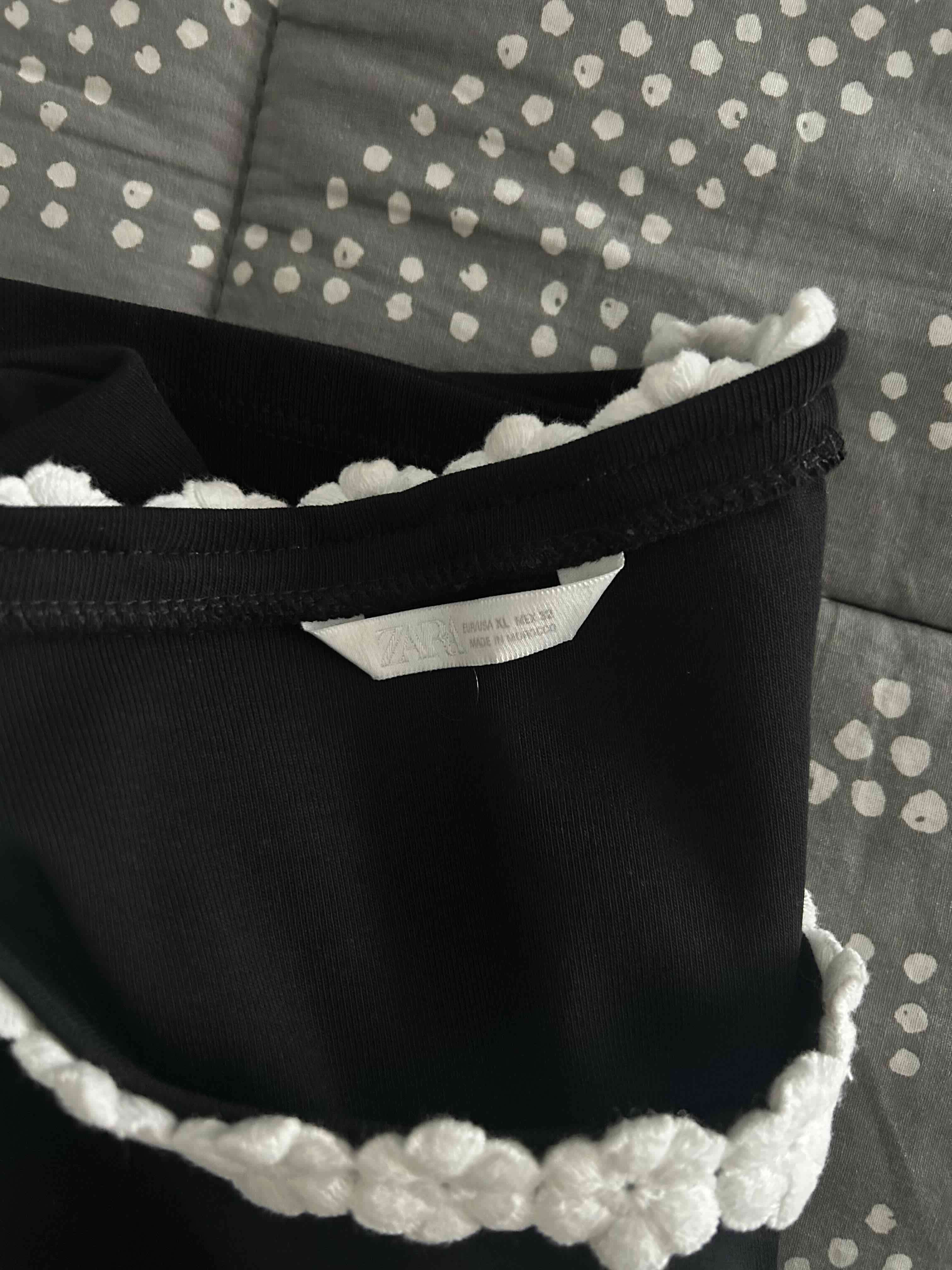 Polera negra con detalles blancos - miniatura 2