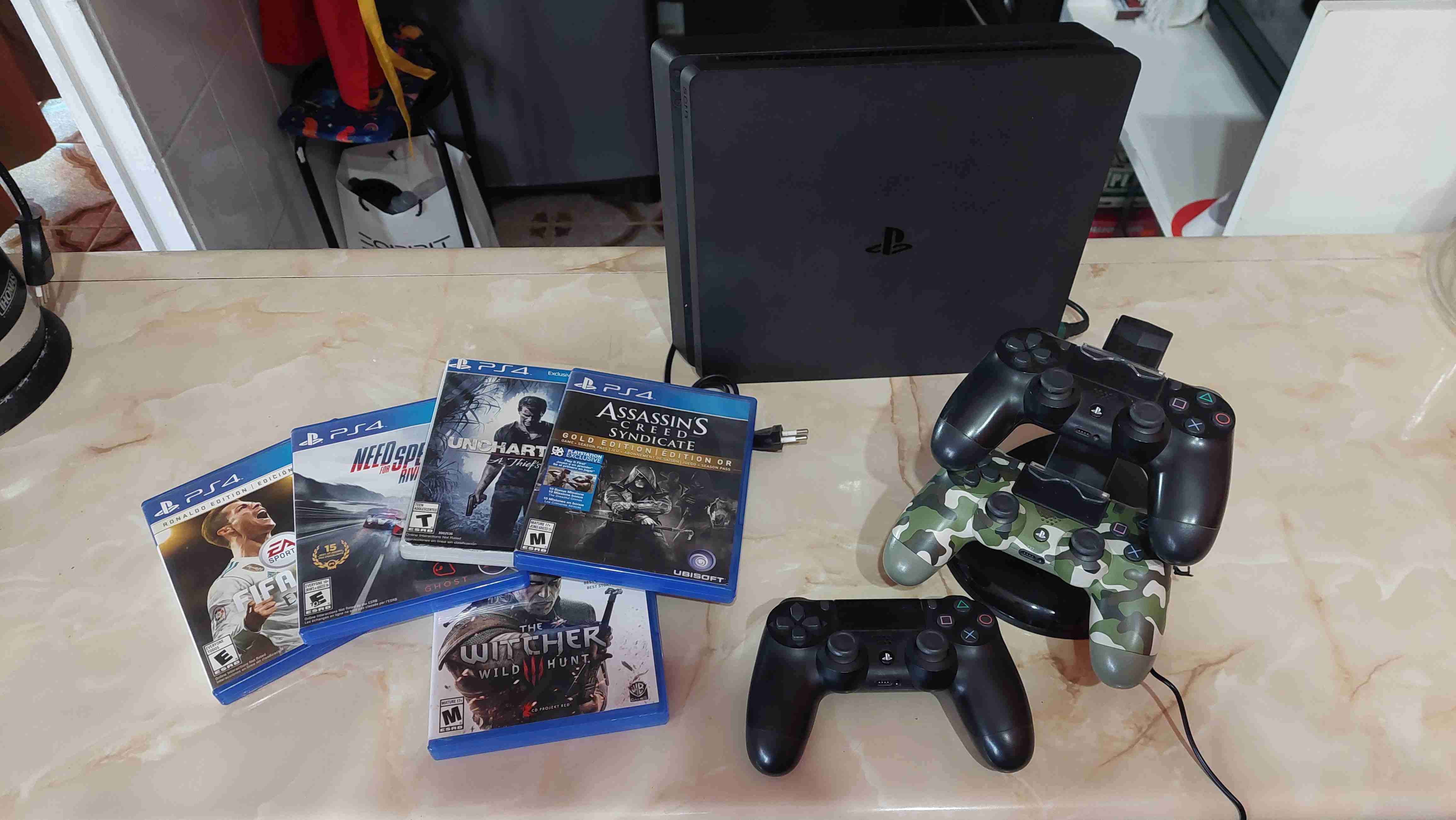 Consola PS4 slim 1tb con juegos y controles - miniatura 1