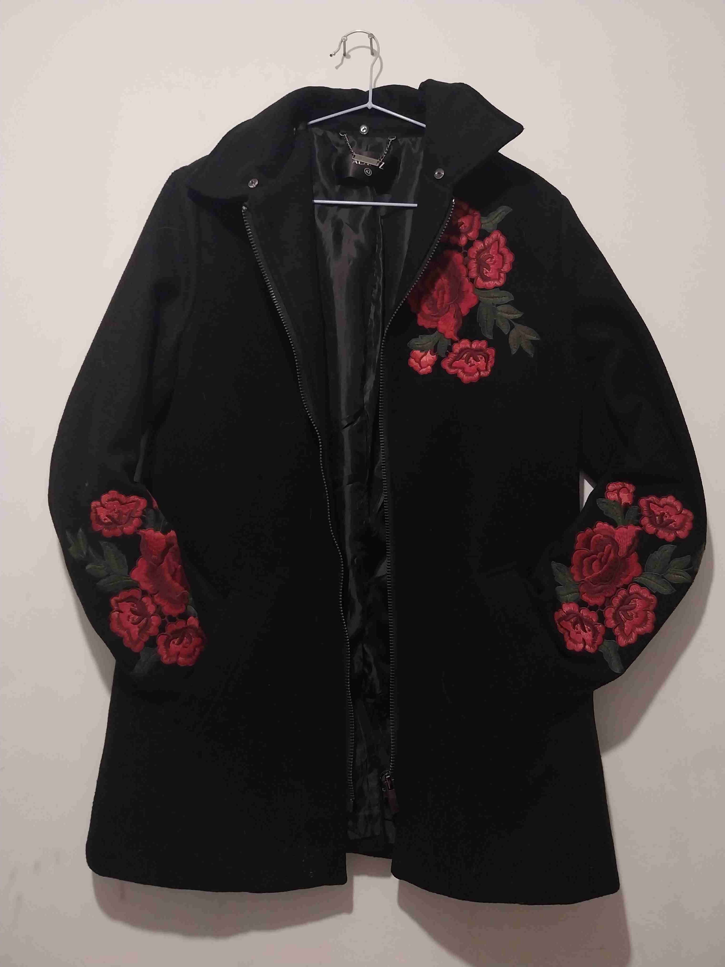 Abrigo negro con bordado floral - miniatura 1