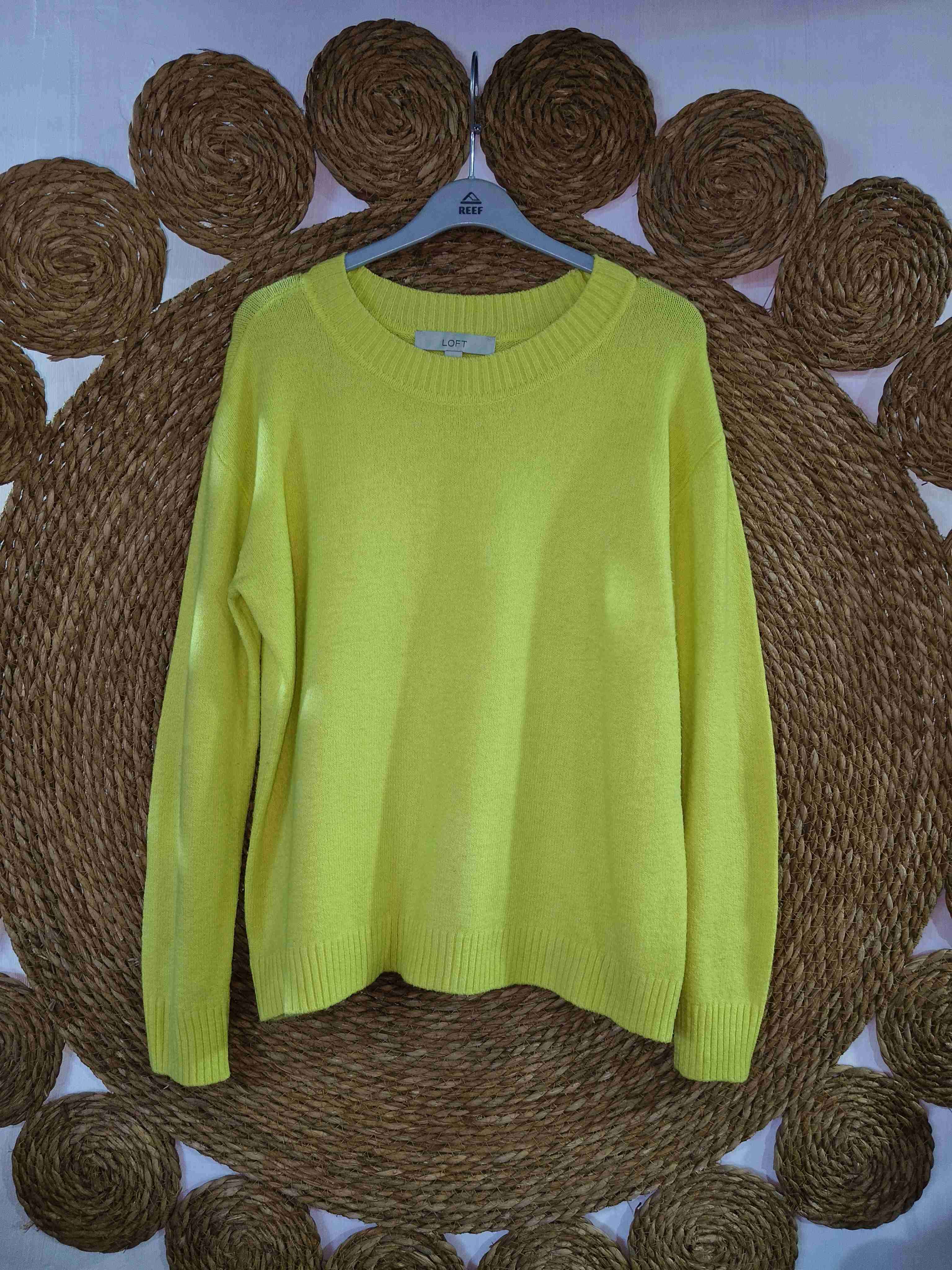 Suéter amarillo limón marca loft.