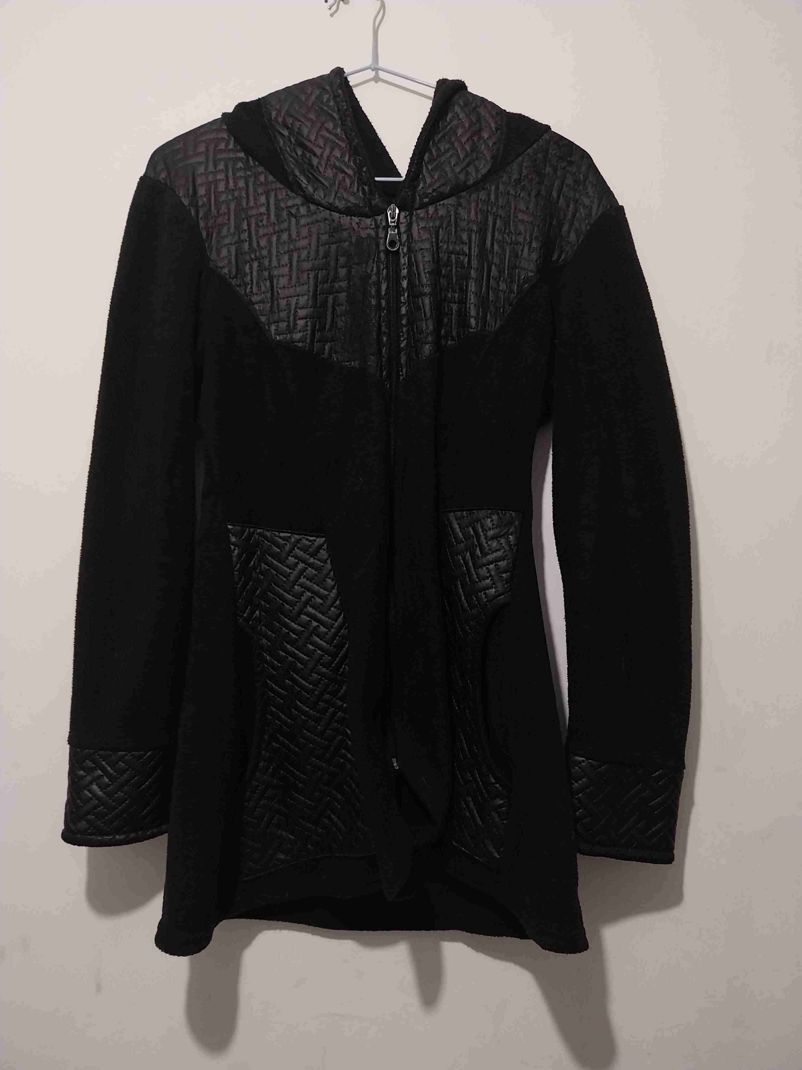 Abrigo negro con capucha - miniatura 1