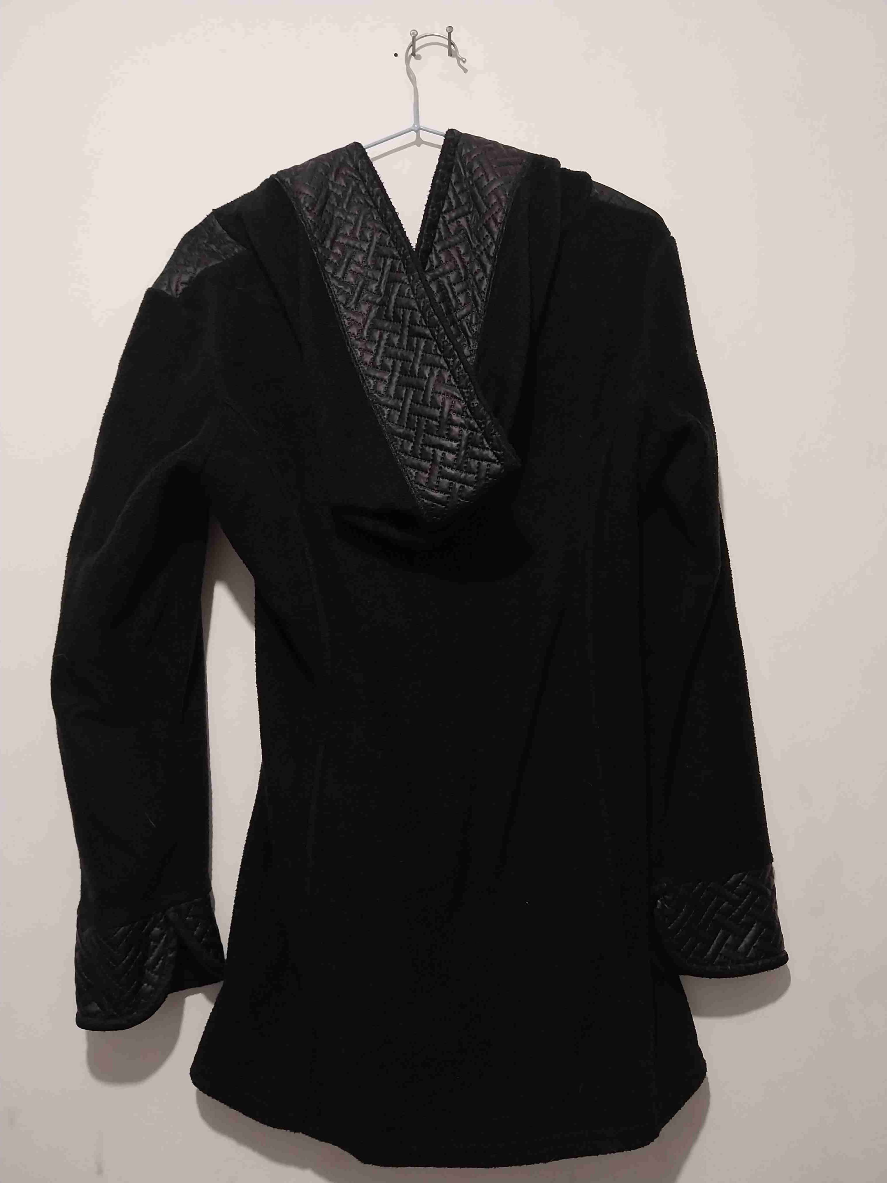 Abrigo negro con capucha - miniatura 2