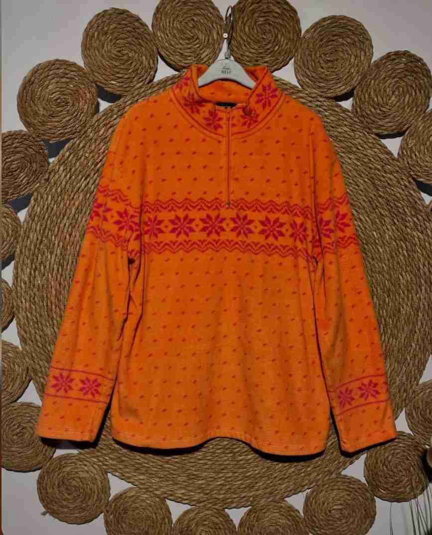 Sweater polar naranja con diseño