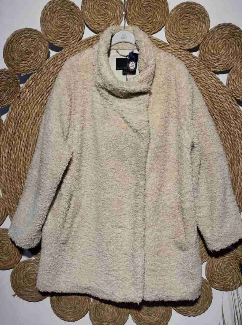 Abrigo de peluche beige nuevo