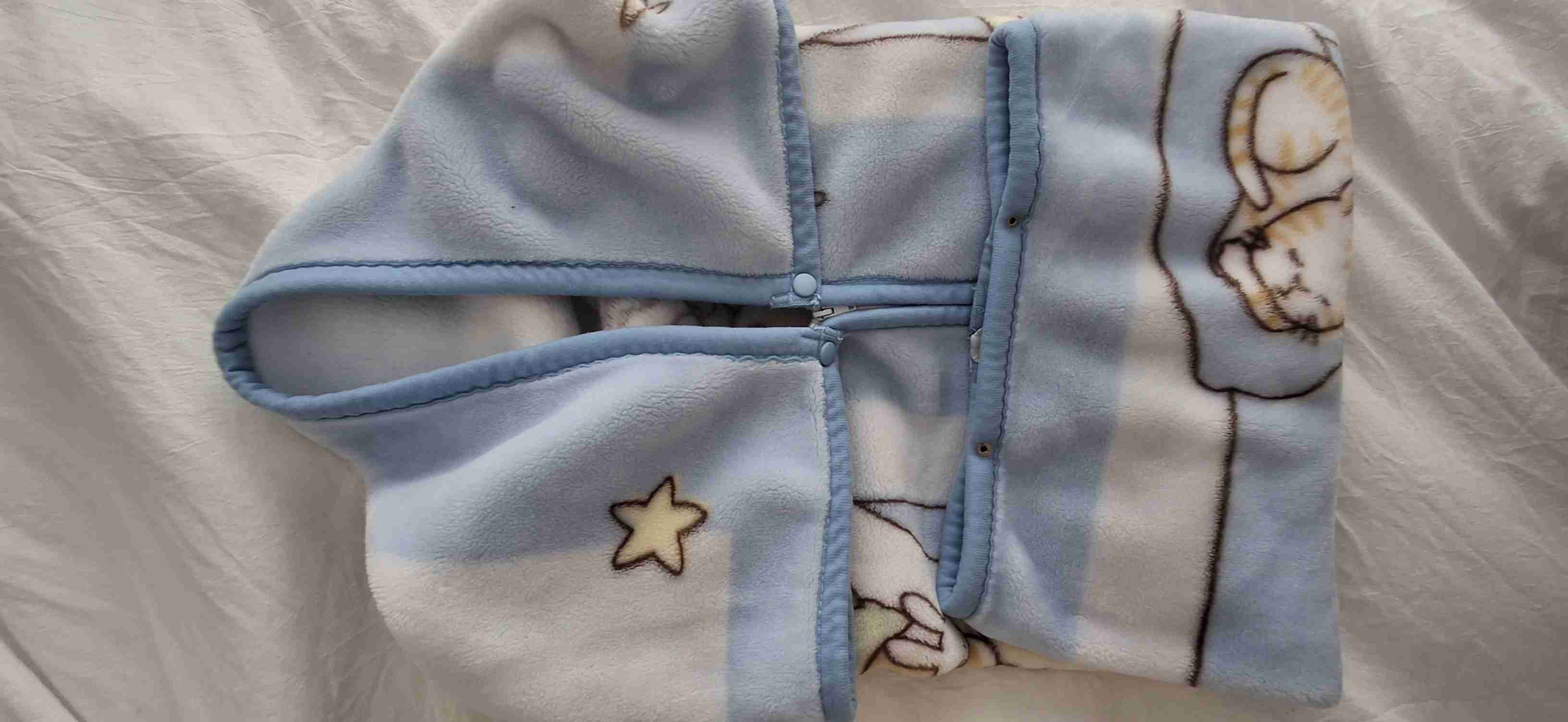 Capa de bebé azul con estrellas