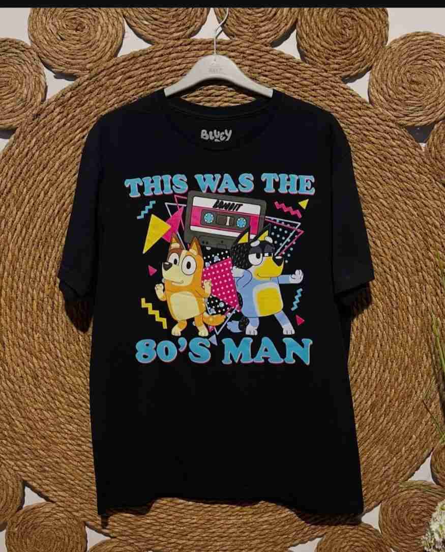 Polera negra diseño retro 80's