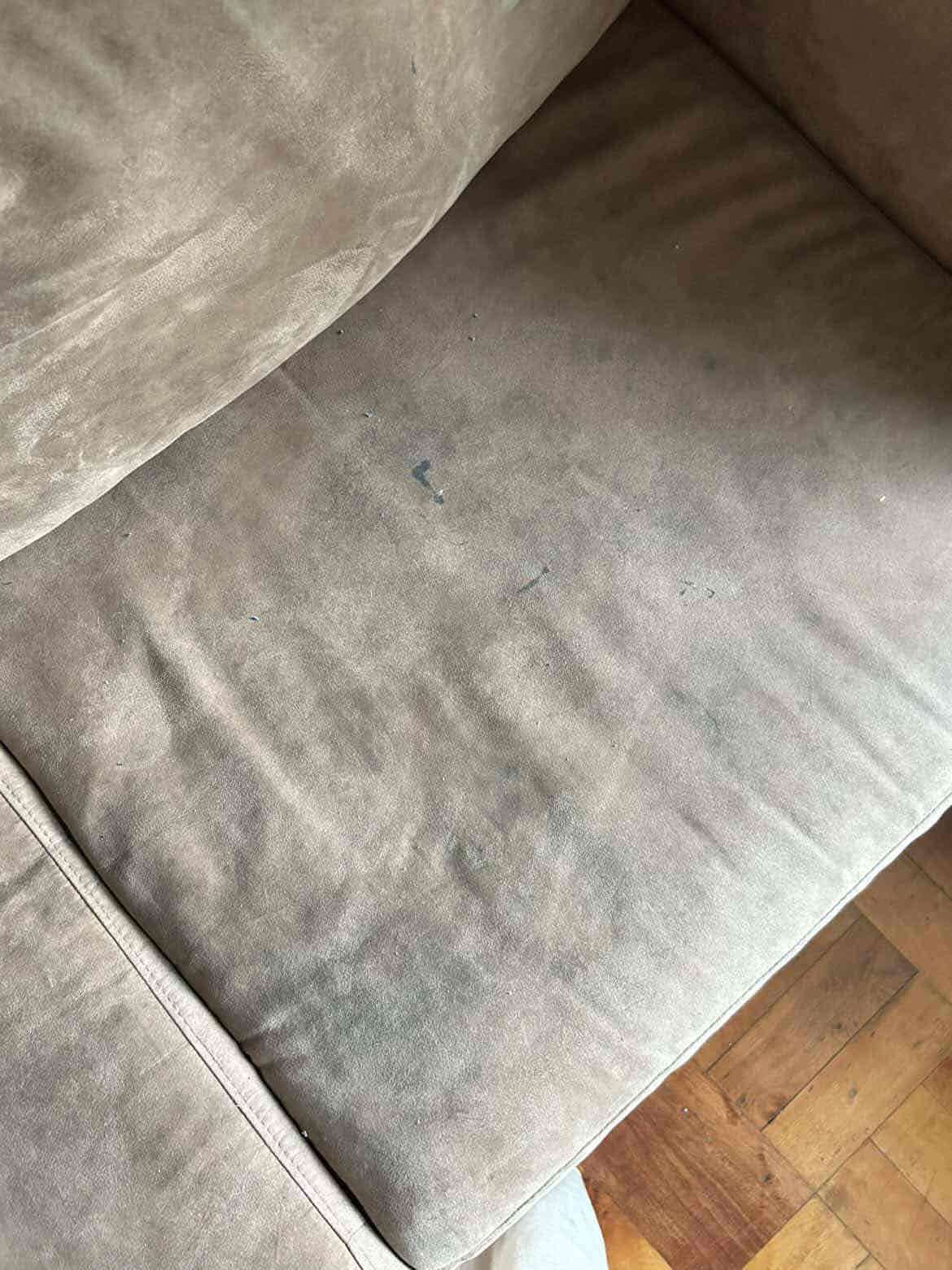 Sofá café con marcas de uso - miniatura 1