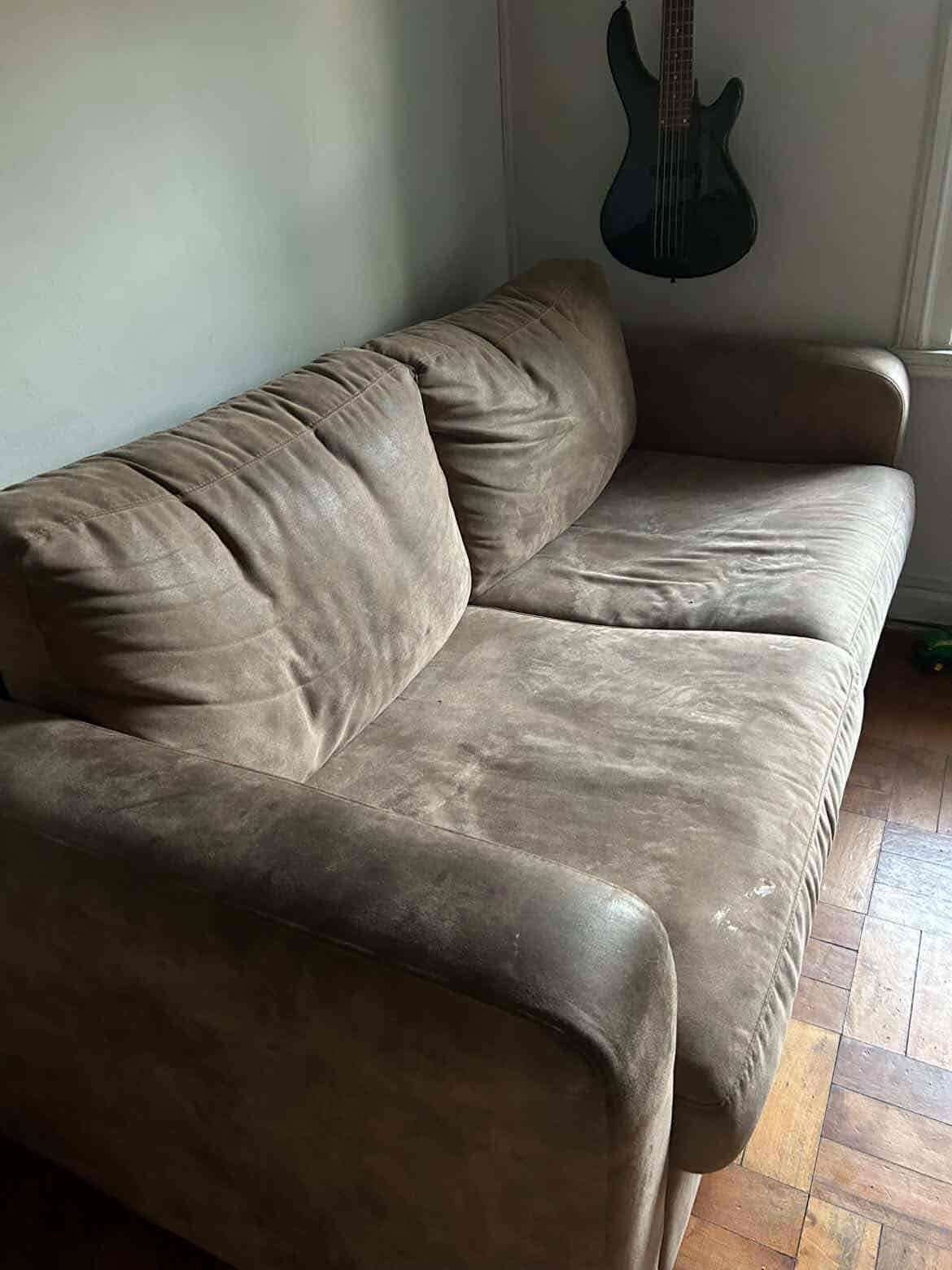 Sofá café con marcas de uso - miniatura 2