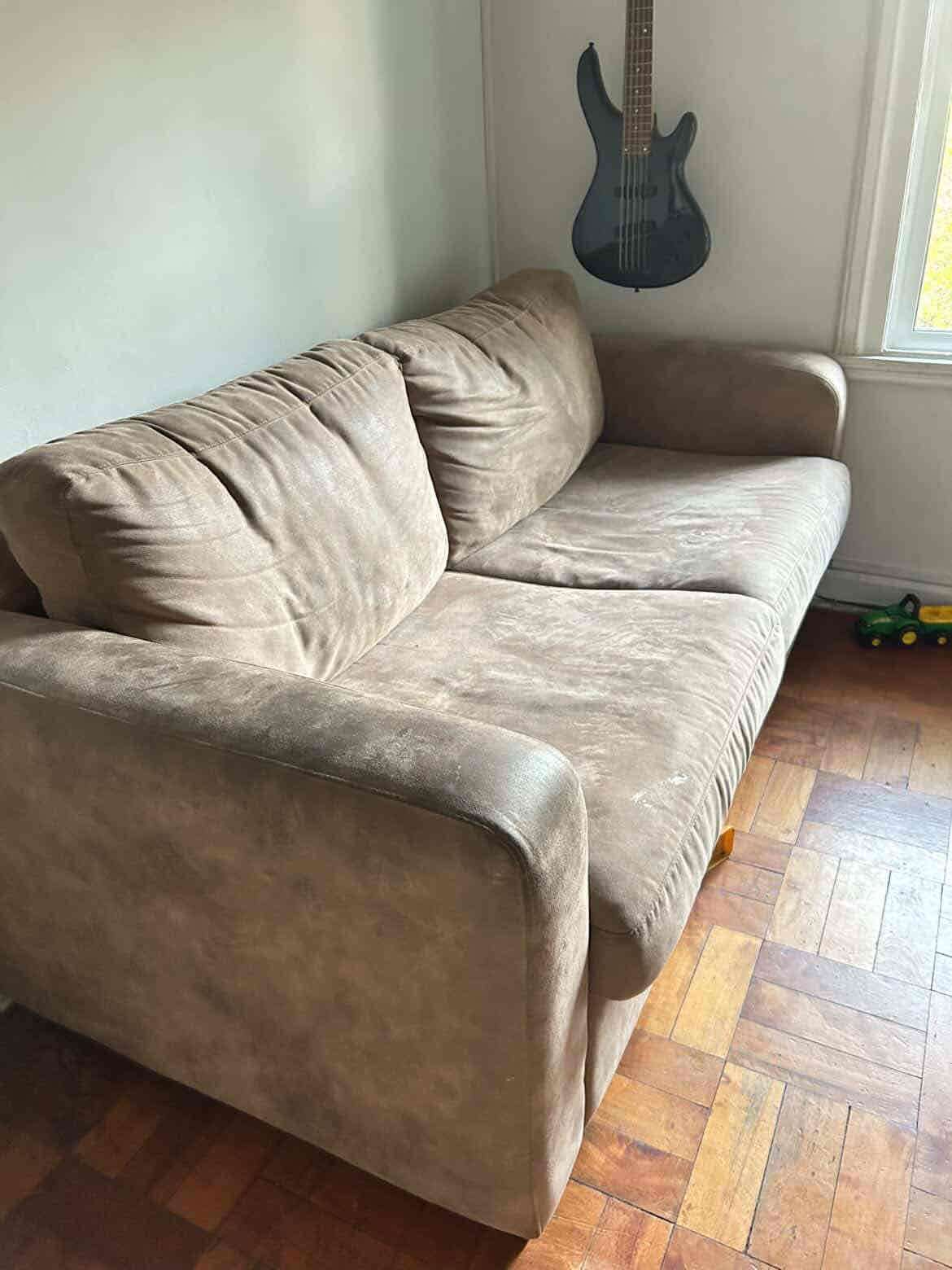 Sofá café con marcas de uso - miniatura 3