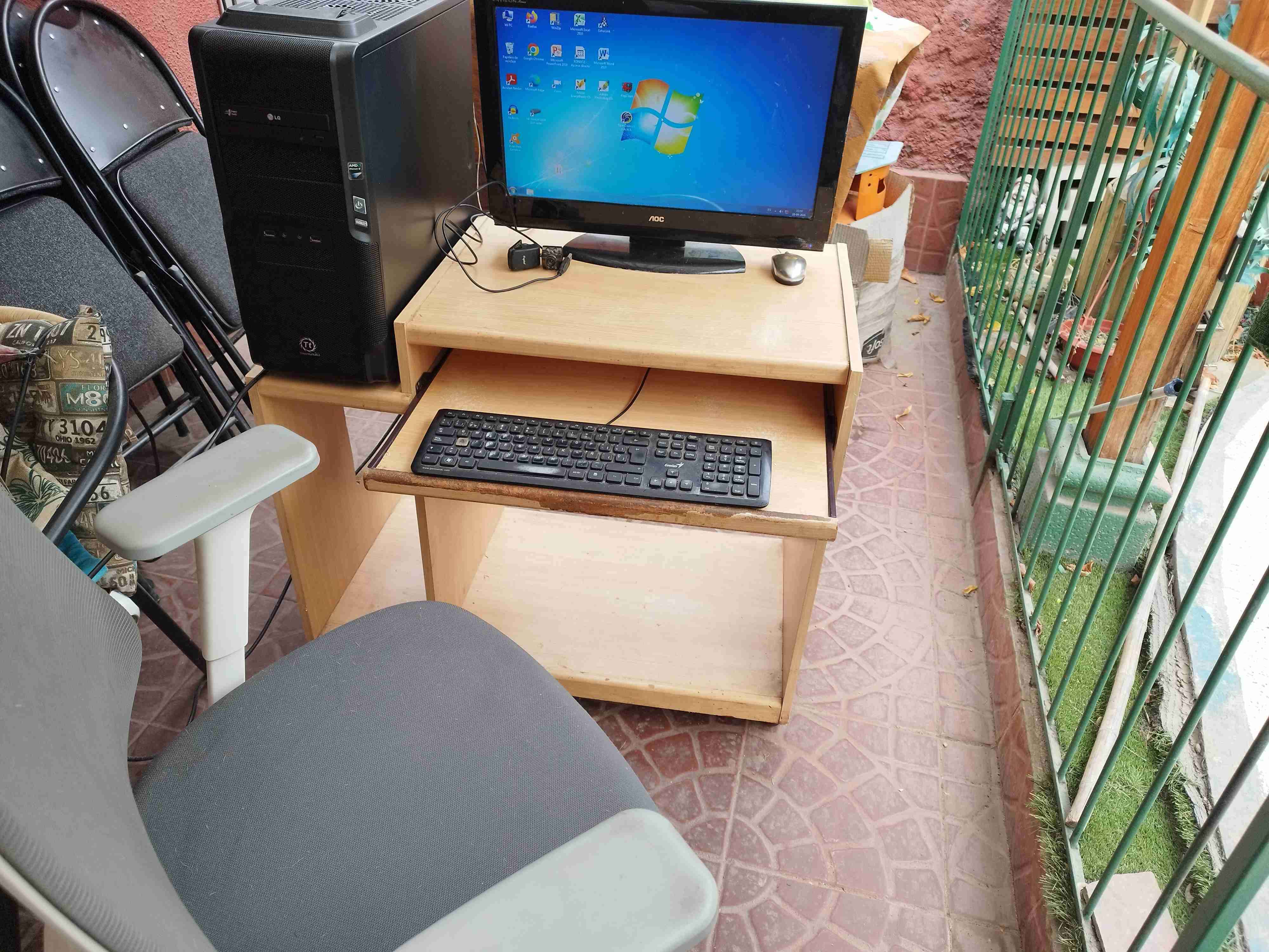 Computador teclado +silla y escritorio sin monitor - miniatura 1