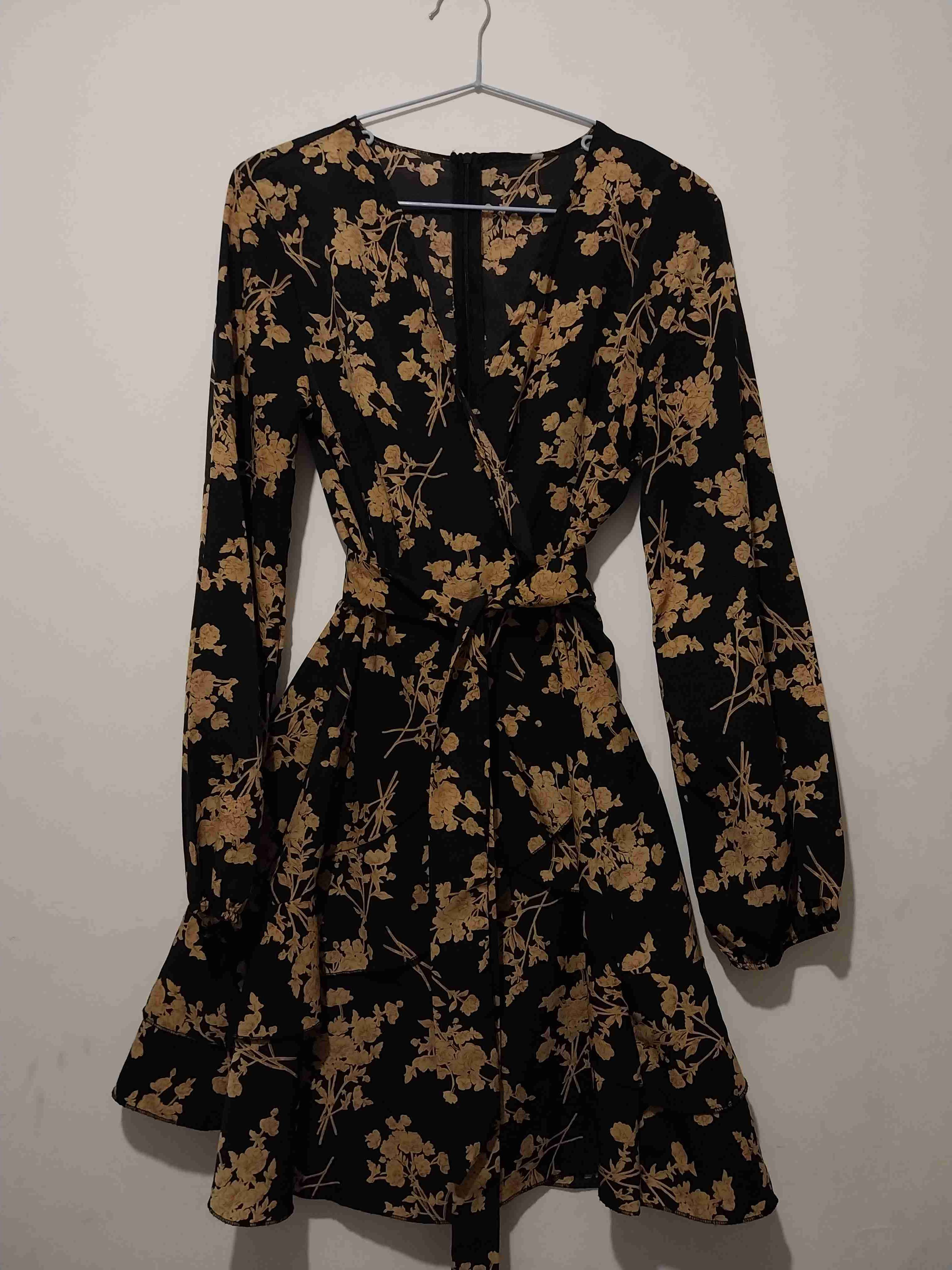 Vestido negro con estampado floral - miniatura 1