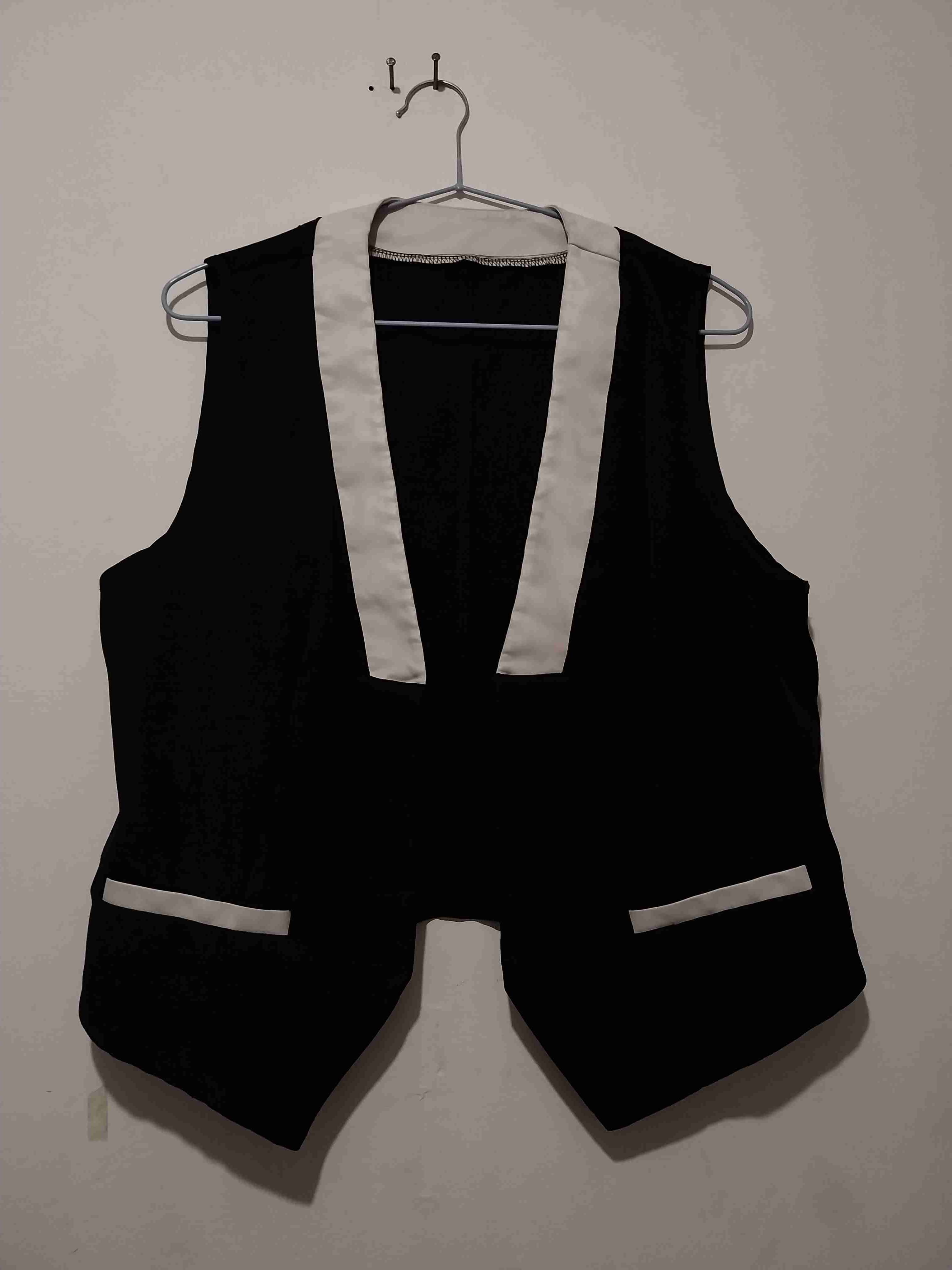 Chaleco negro con ribete blanco - miniatura 1