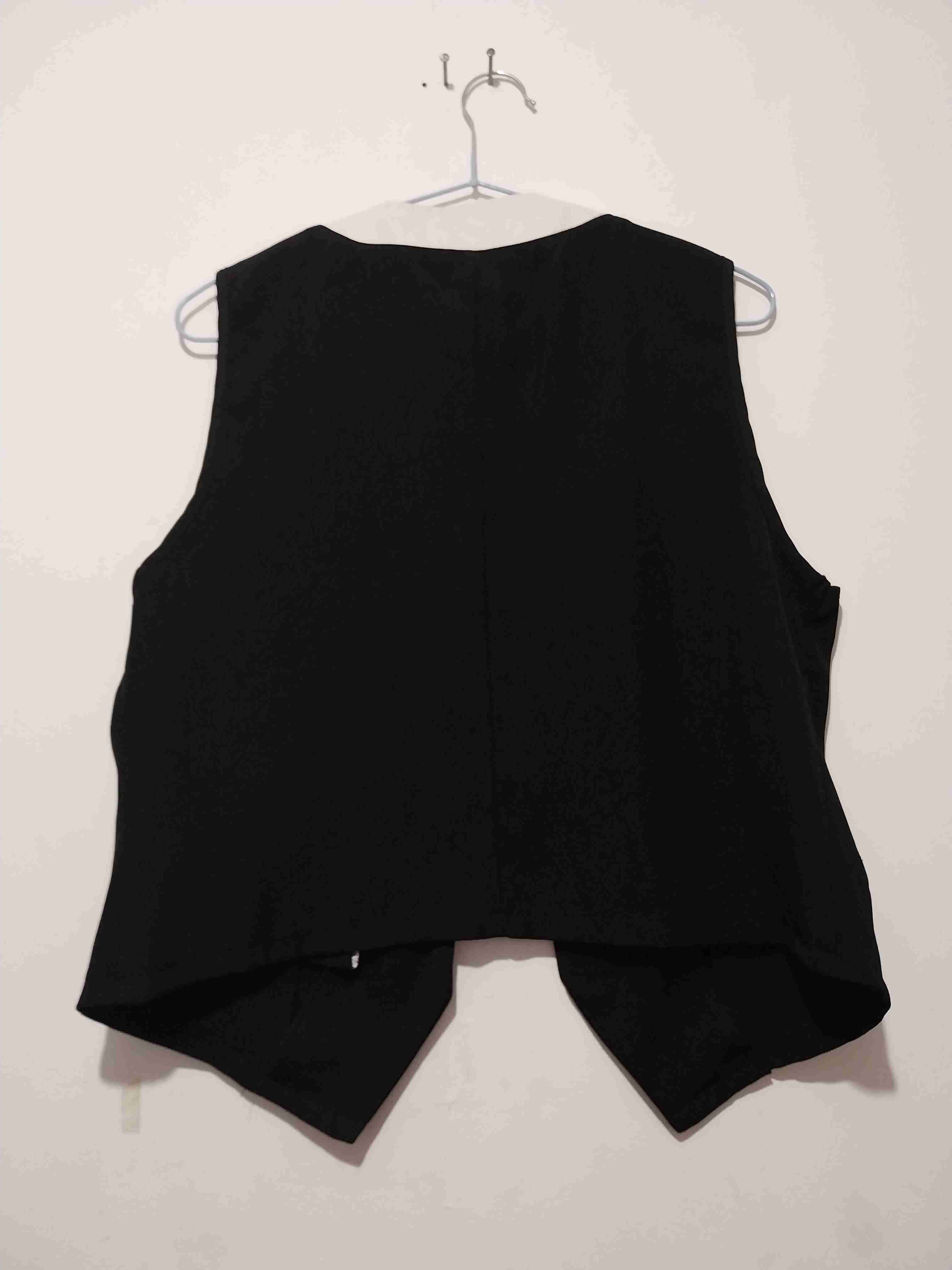 Chaleco negro con ribete blanco - miniatura 2