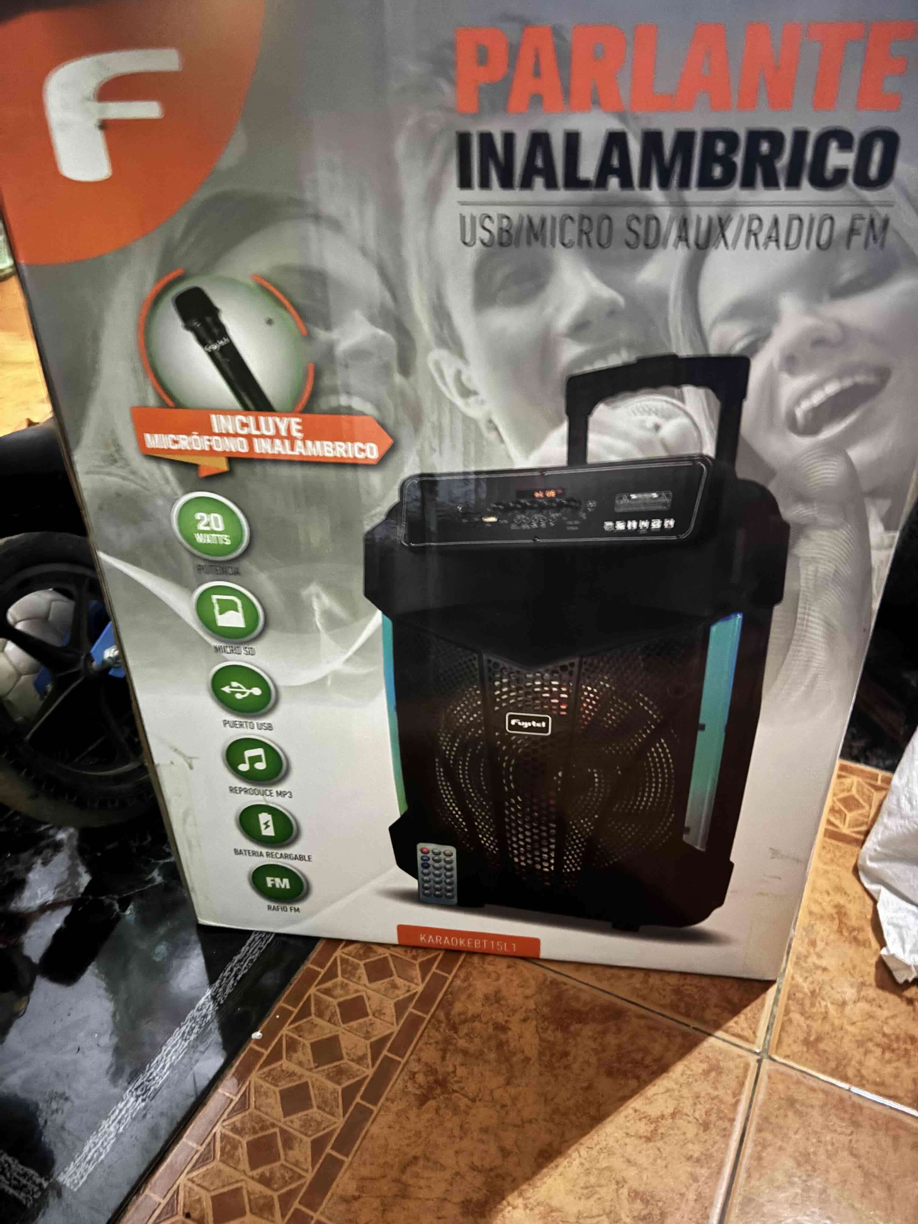 Parlante inalámbrico con micrófono - miniatura 1