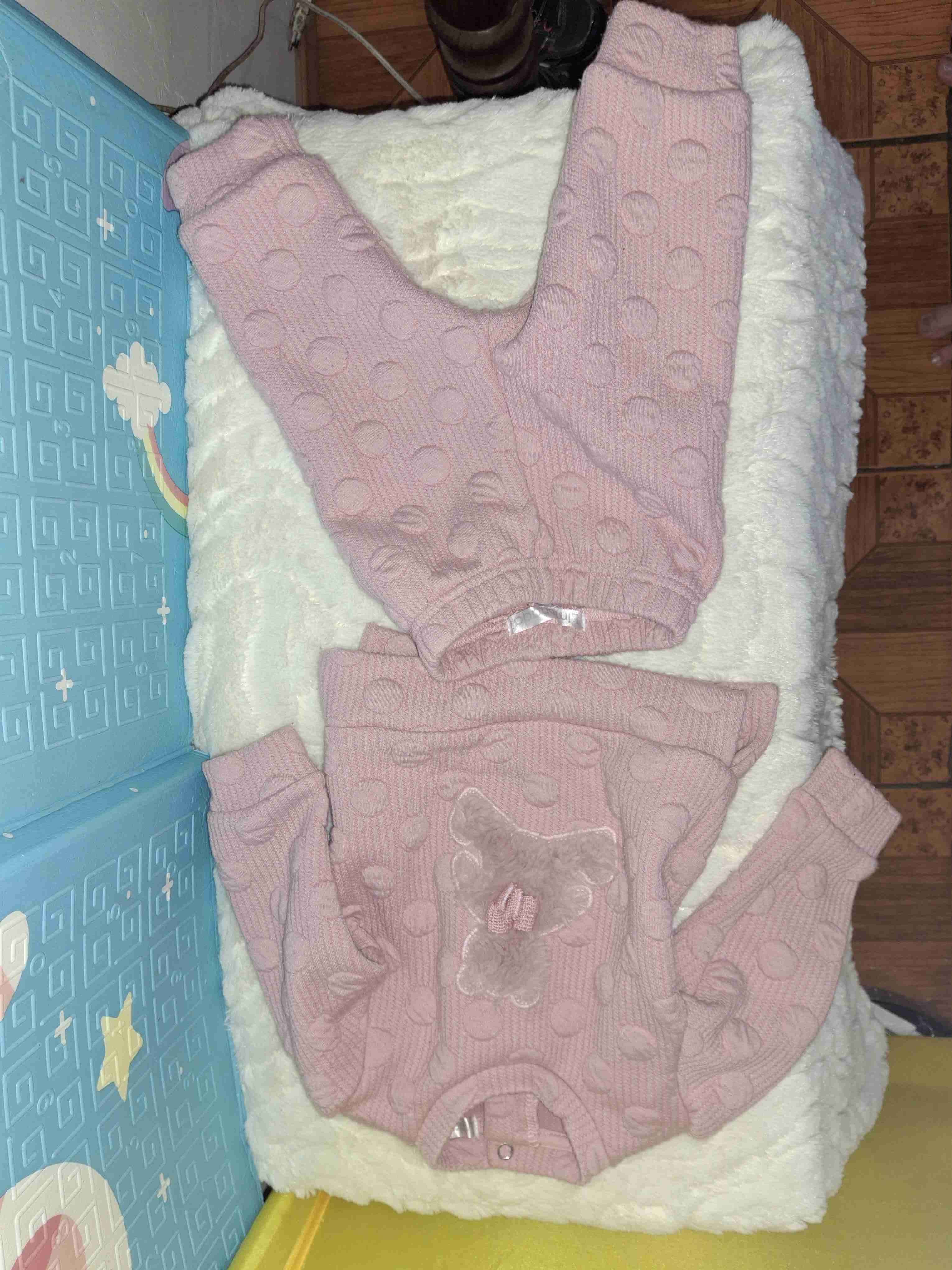 Conjunto rosa de bebé con diseño de oso