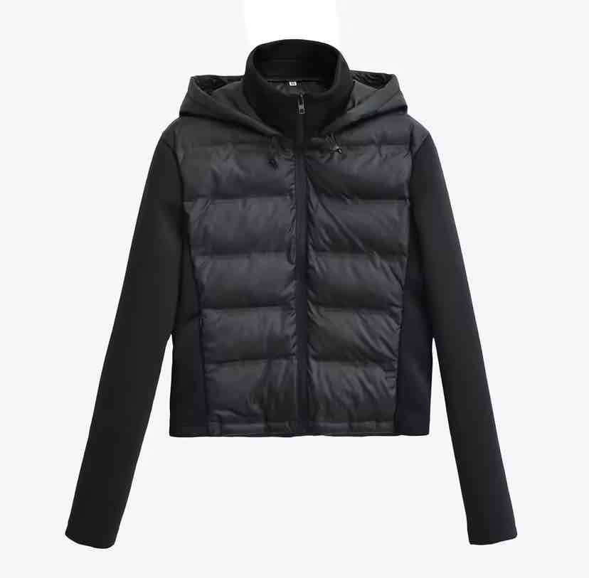 Chaqueta negra acolchada con capucha - miniatura 1