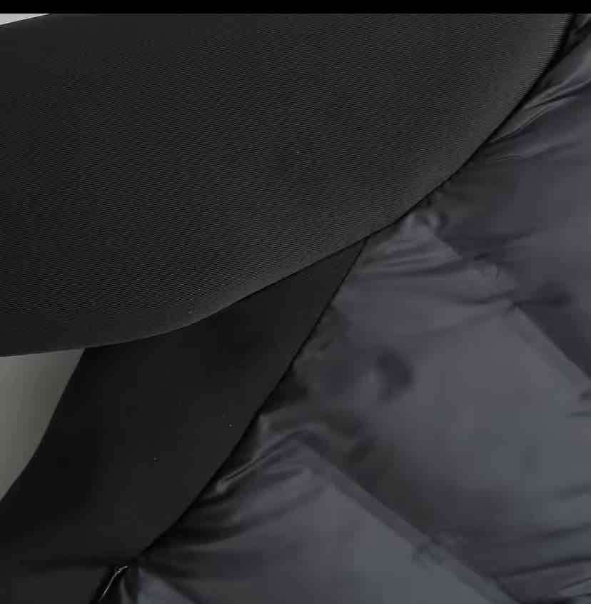 Chaqueta negra acolchada con capucha - miniatura 2