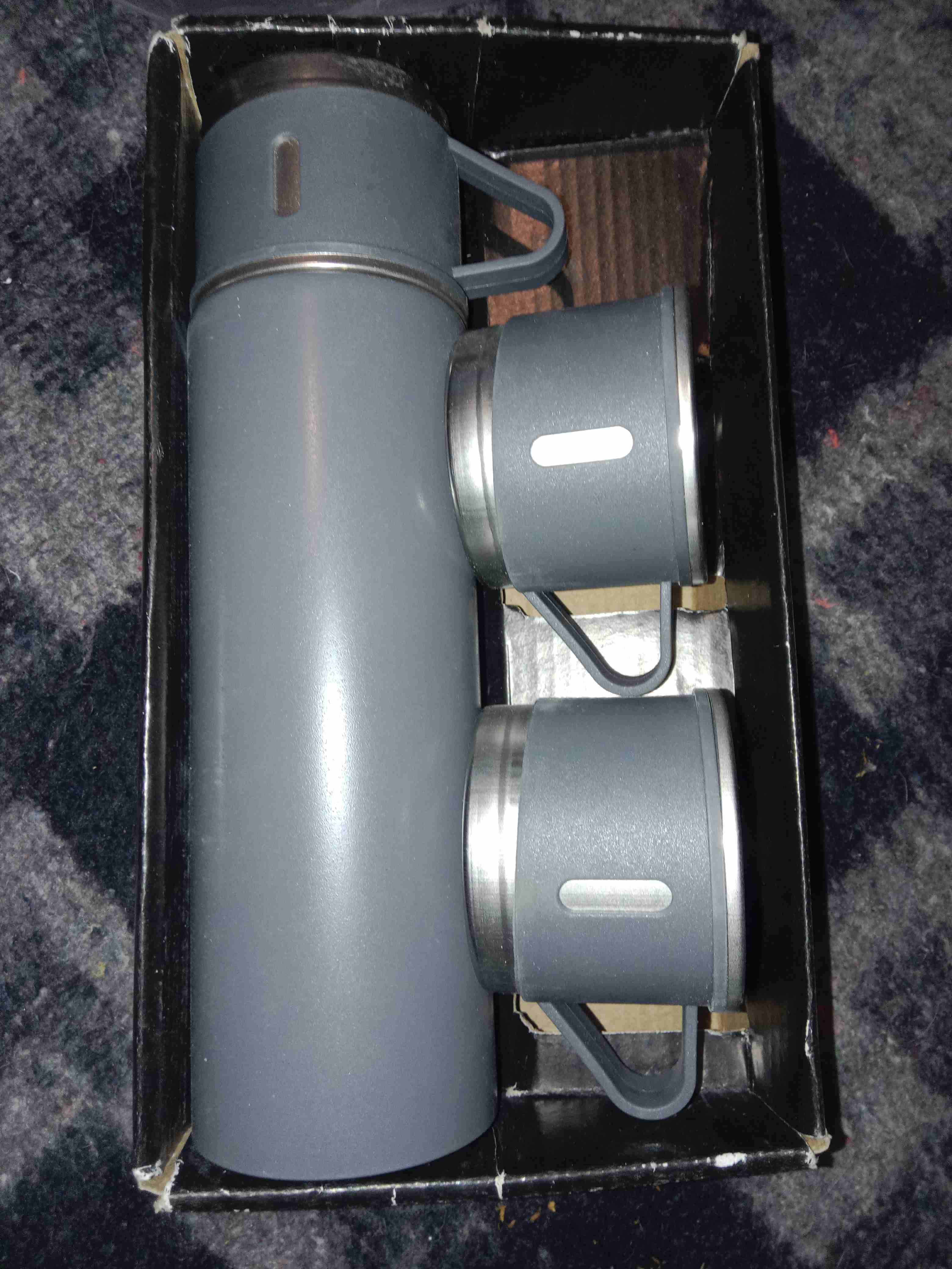 Termo gris con tazas