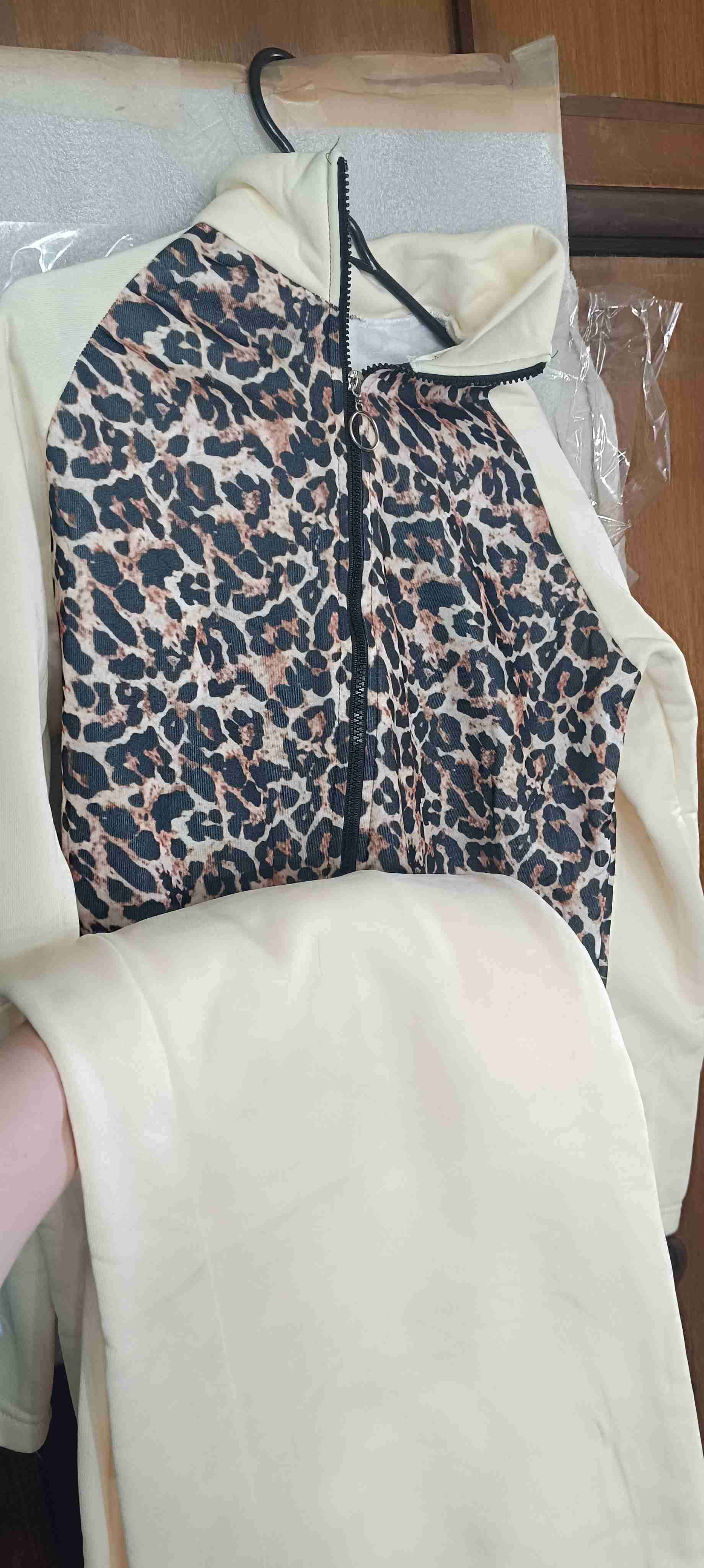 Conjunto deportivo beige y leopardo - miniatura 1