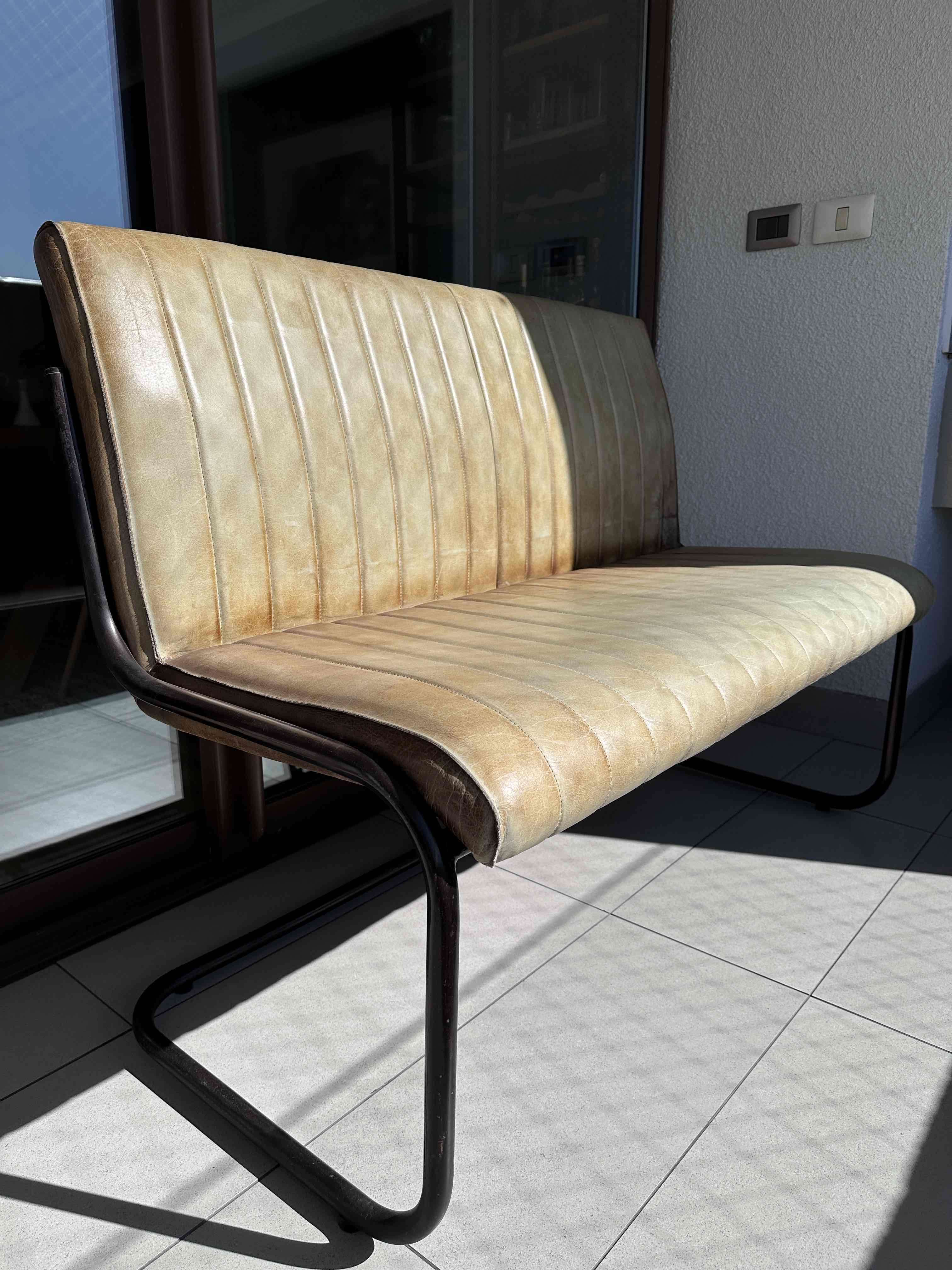 Banco vintage de cuero beige - miniatura 1