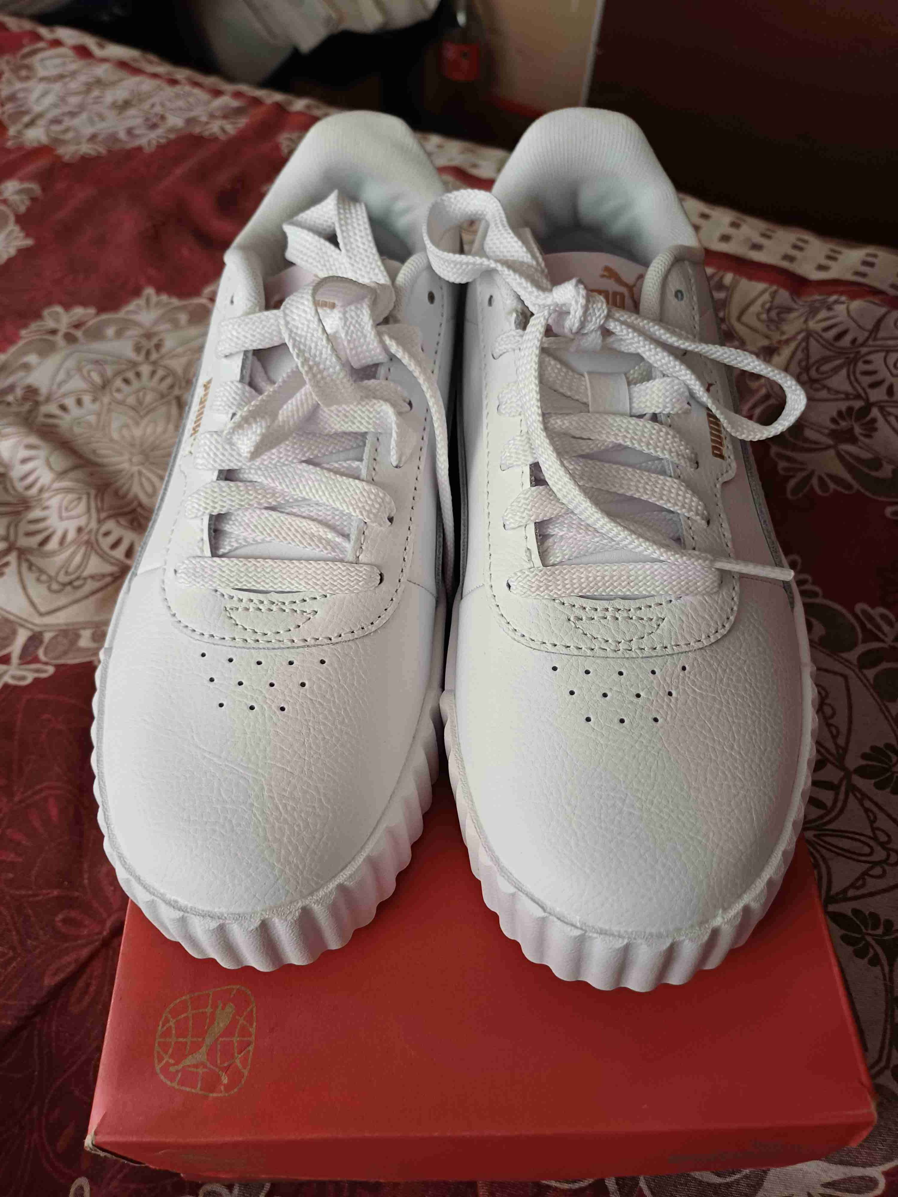 Zapatillas blancas deportivas - 1