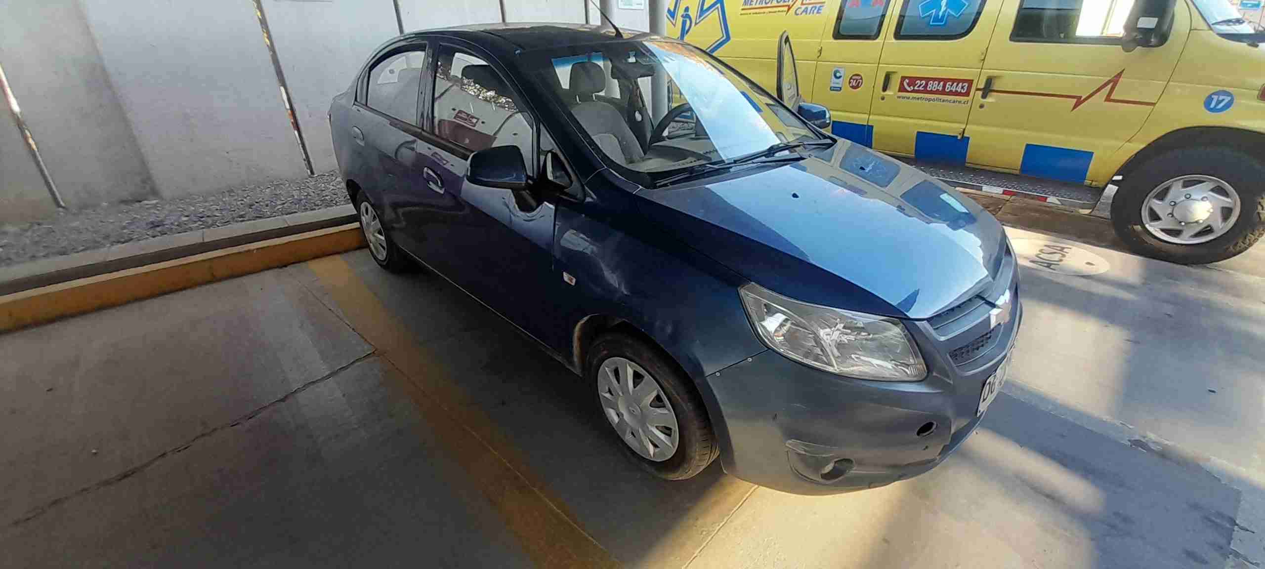 Auto sedán azul en buen estado - miniatura 1