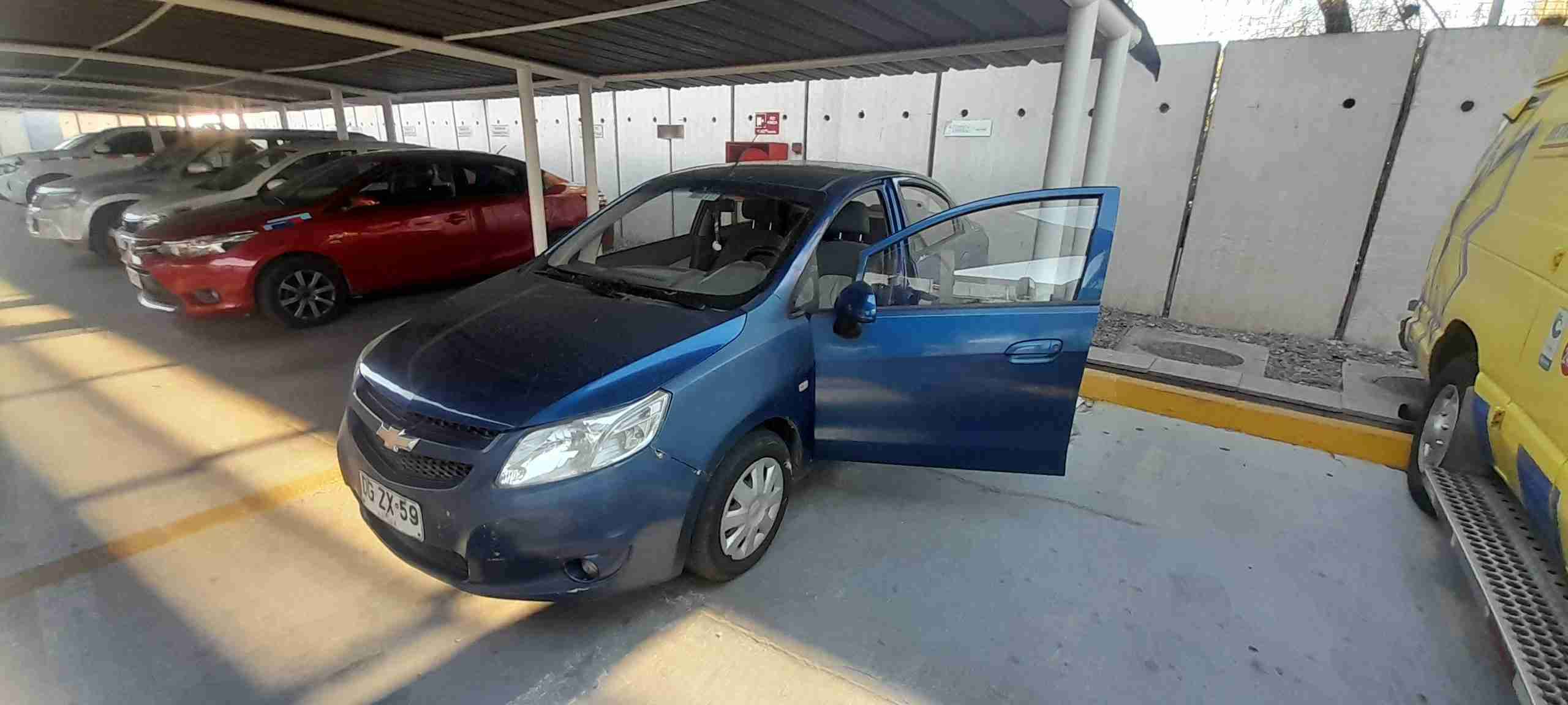 Auto sedán azul en buen estado - miniatura 2