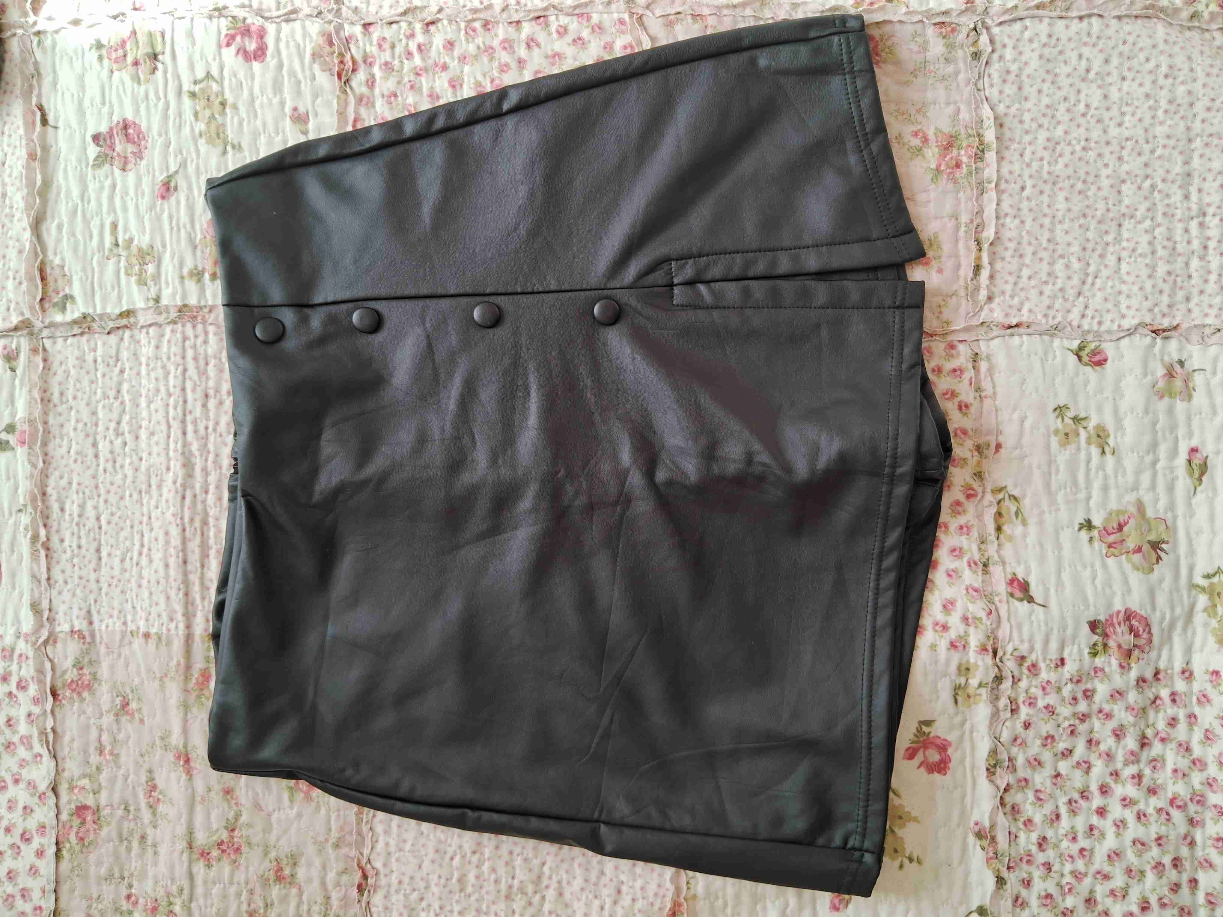 Falda short negra con botones talla L