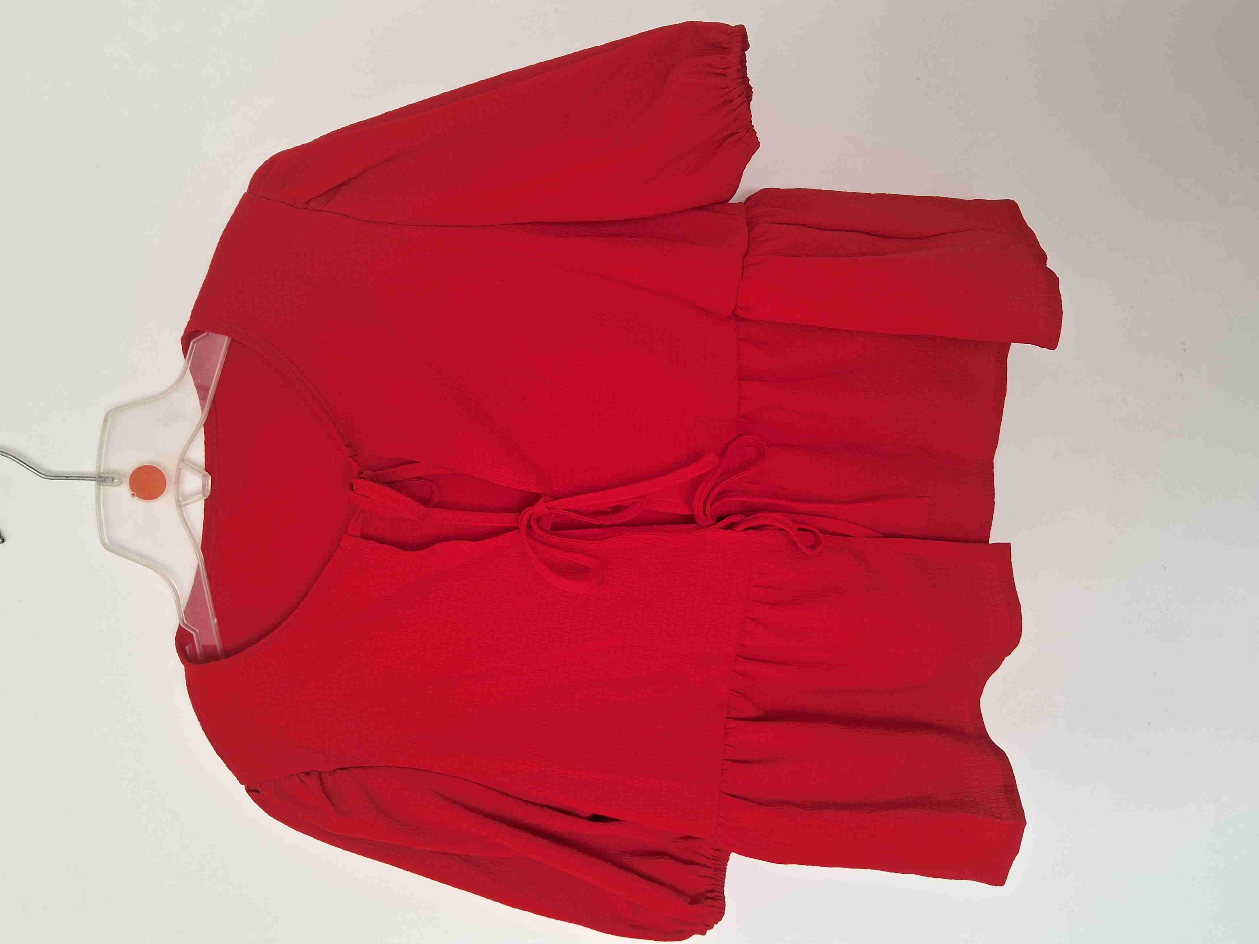 Blusa roja con lazos