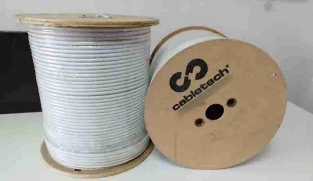 Carrete de cable blanco coaxial rg6