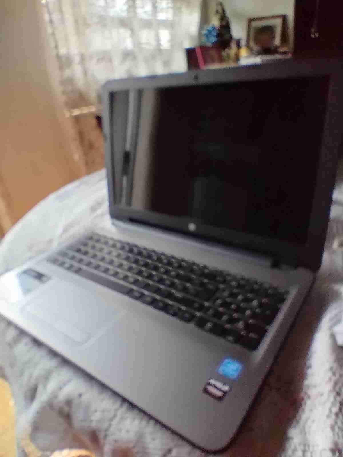 Notebook HP gris en buen estado - miniatura 1