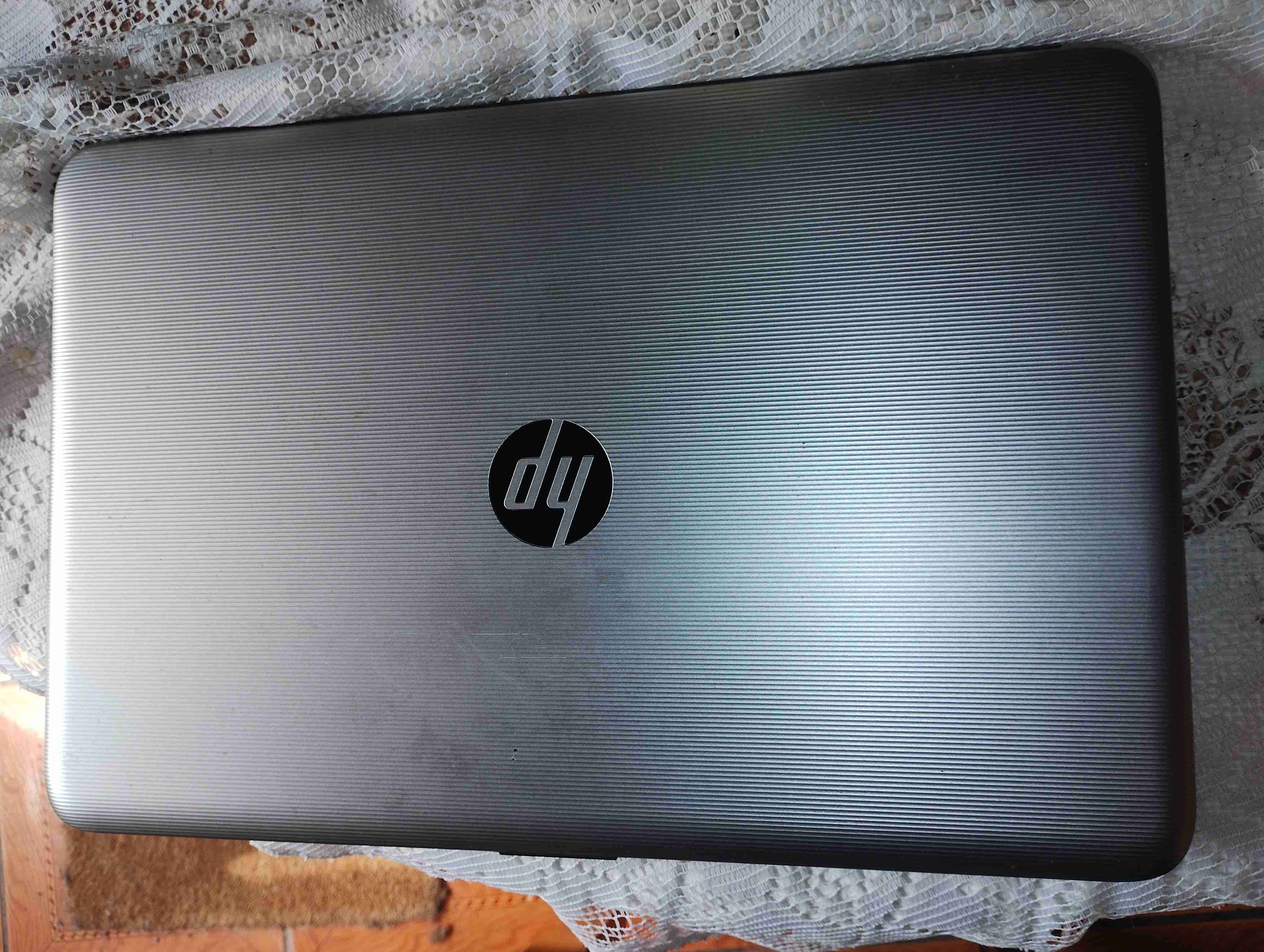 Notebook HP gris en buen estado - miniatura 2