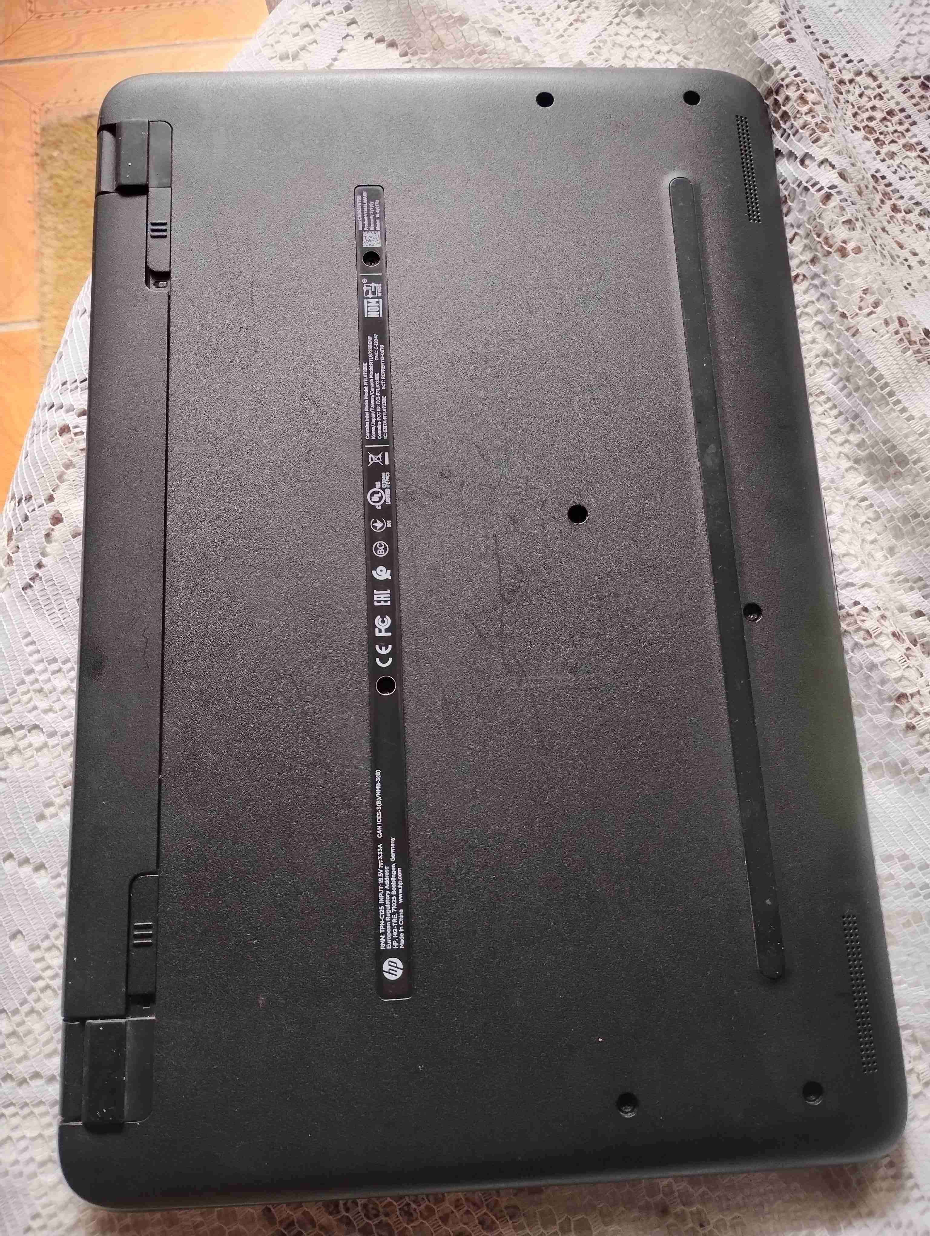 Notebook HP gris en buen estado - miniatura 3