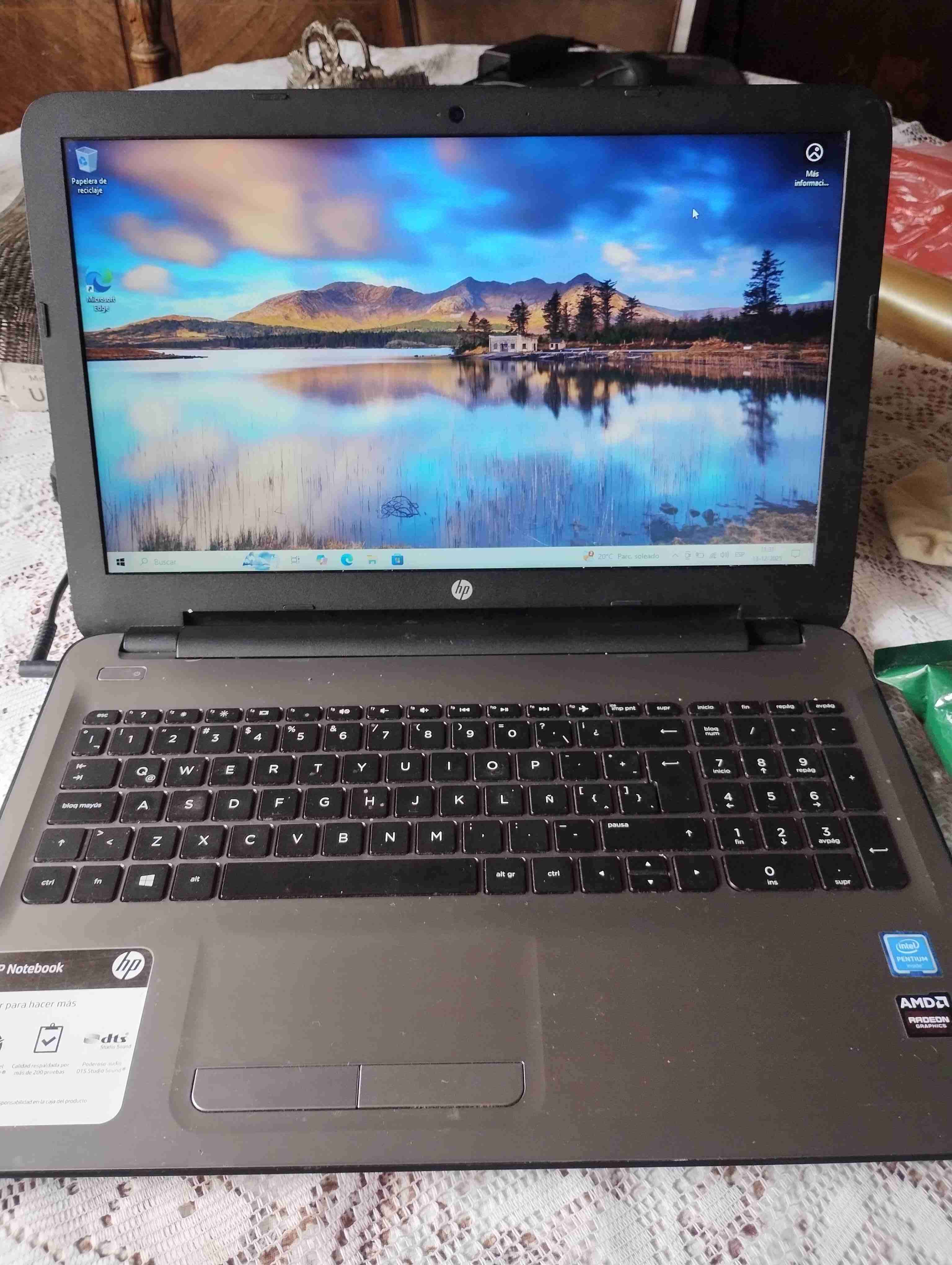 Notebook HP gris en buen estado - miniatura 4