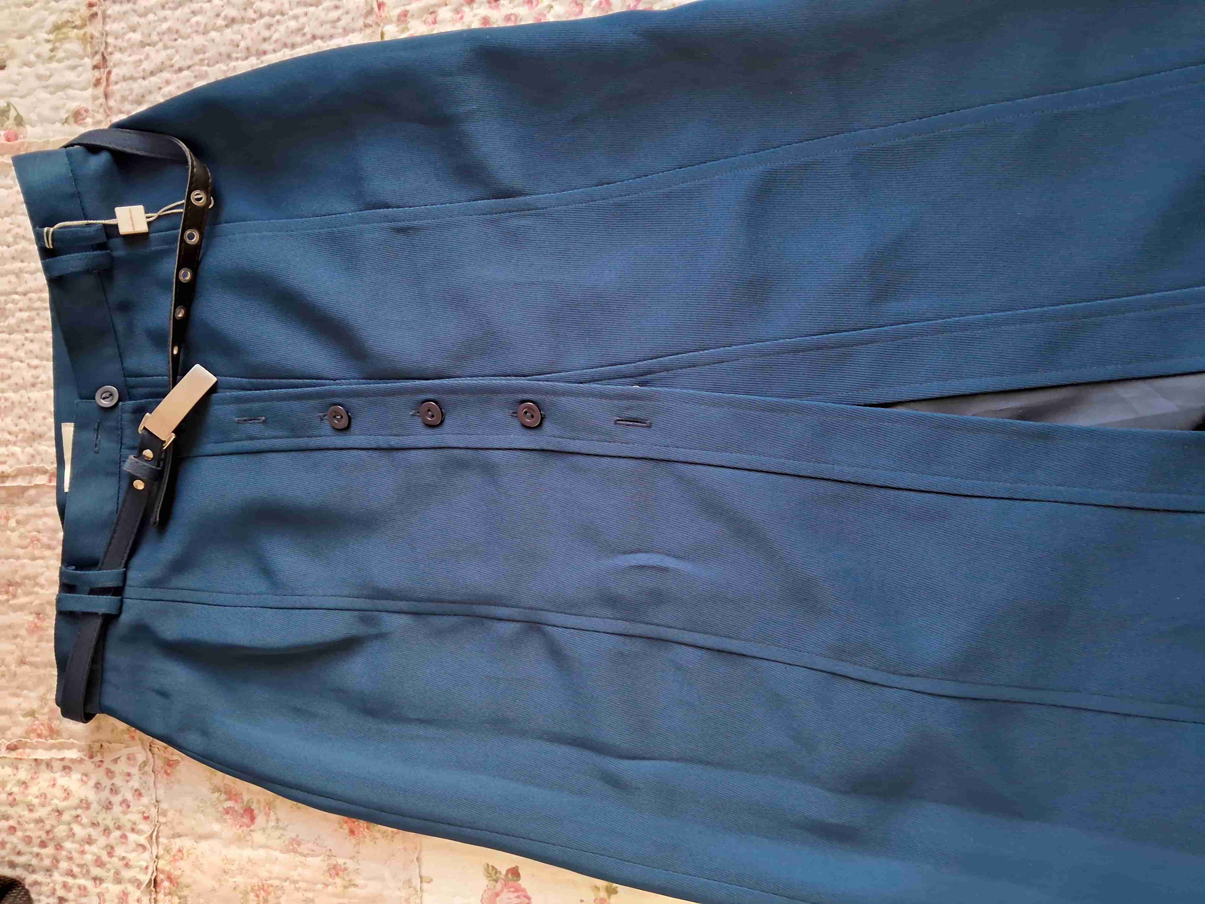 Falda azul con cinturón y botones - miniatura 2